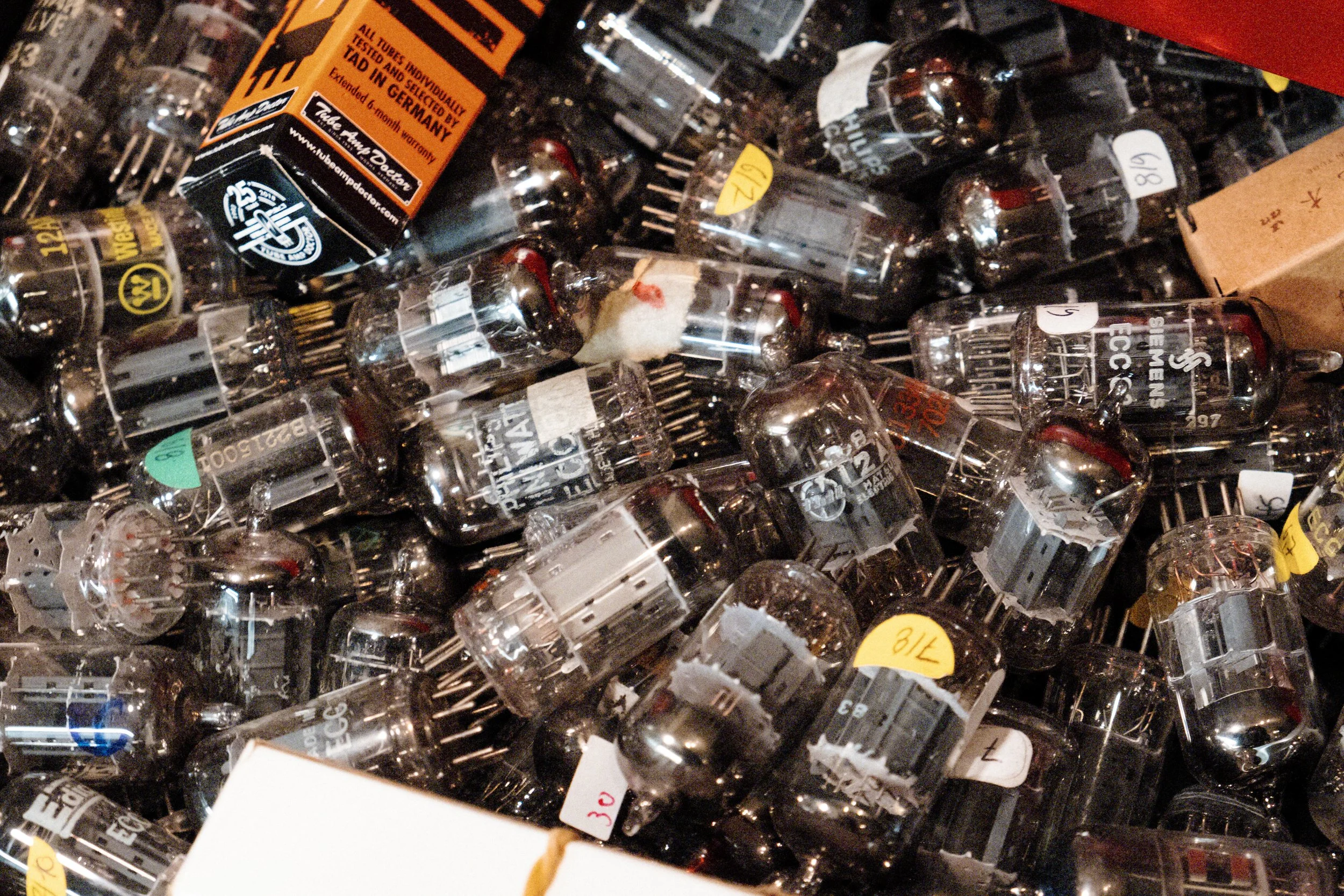 Lampes d’amplis vintage utilisées lors des réparations en atelier