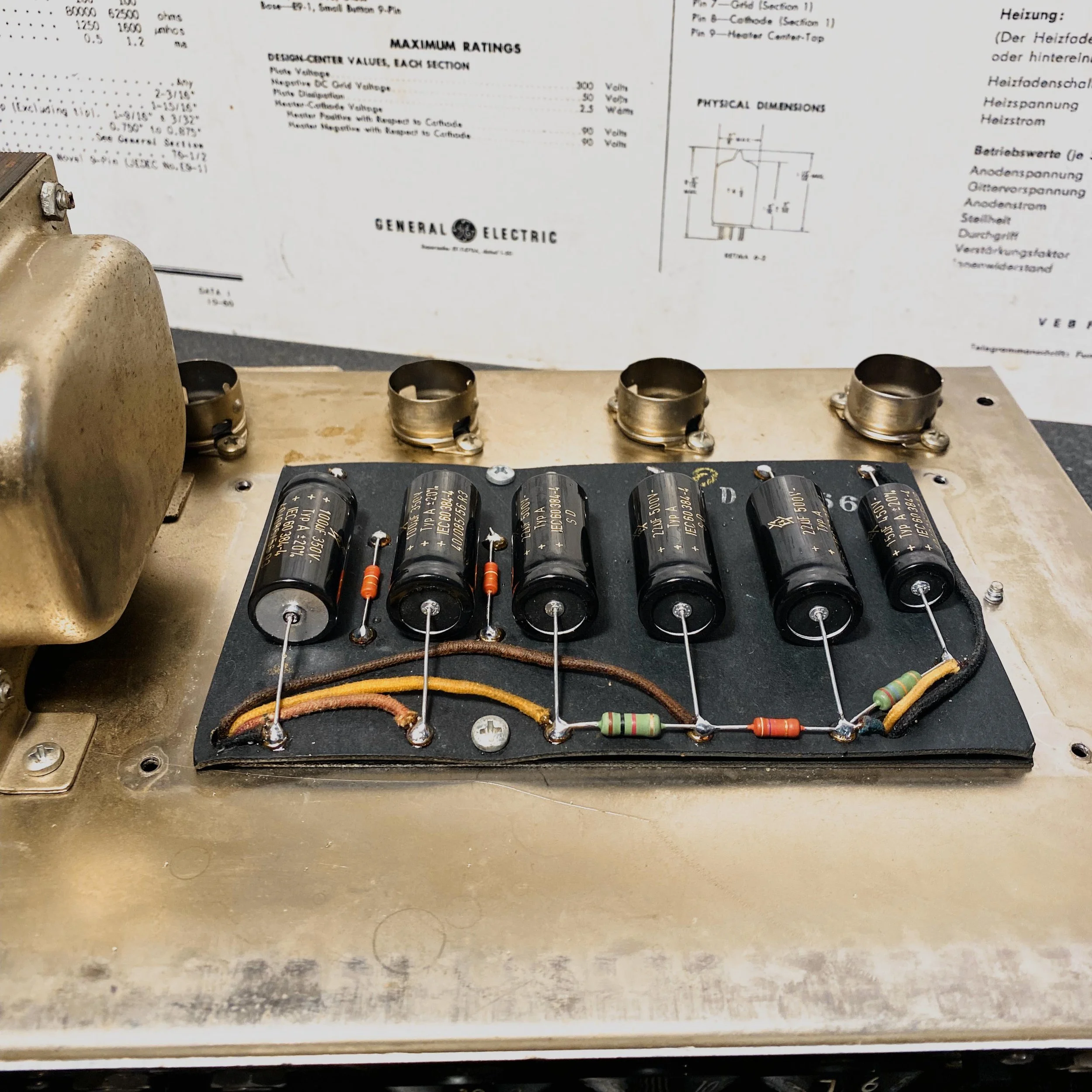 Gros plan sur l’alimentation d’un Fender Twin Reverb vintage restaurée