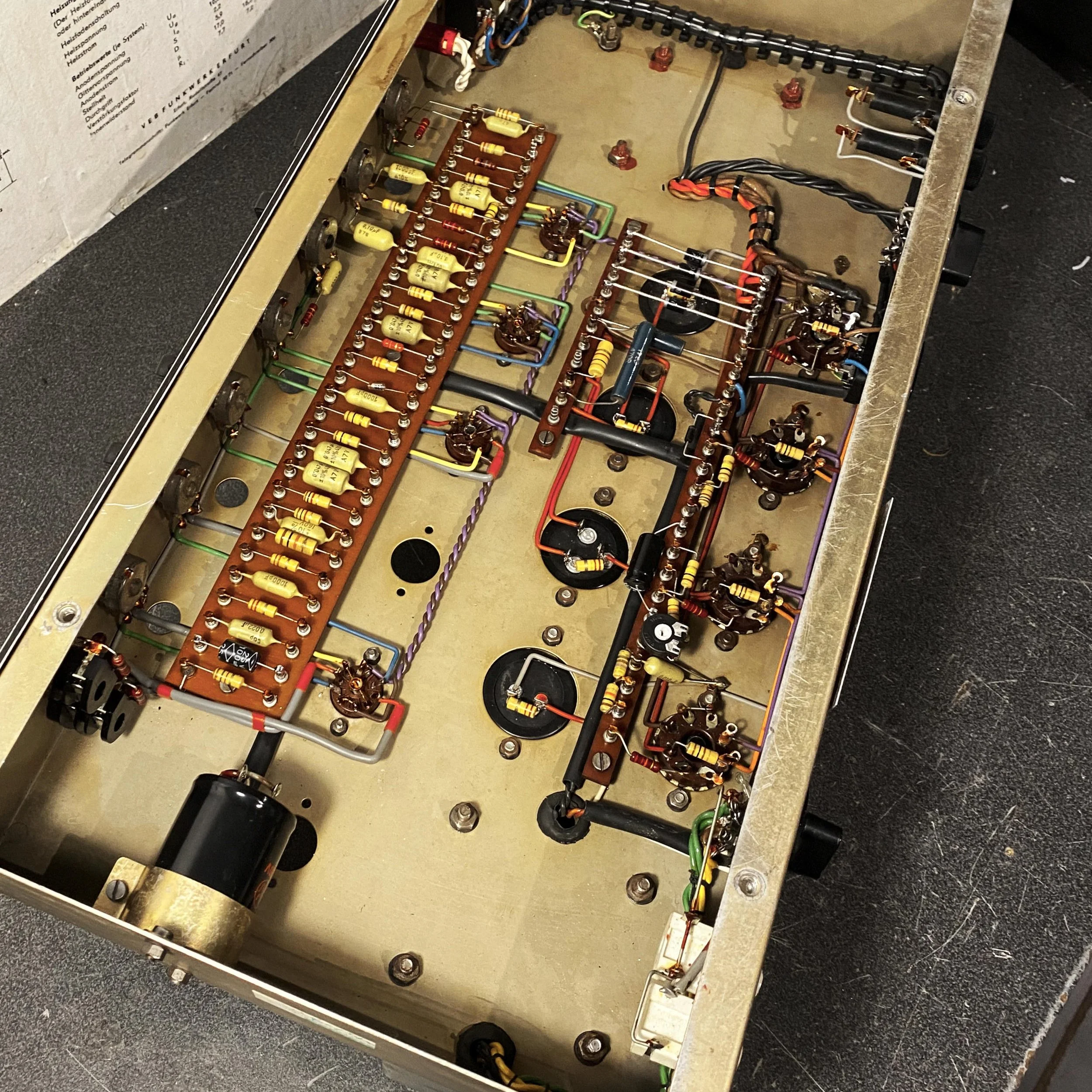 Châssis d’un Hiwatt DR103 après restauration