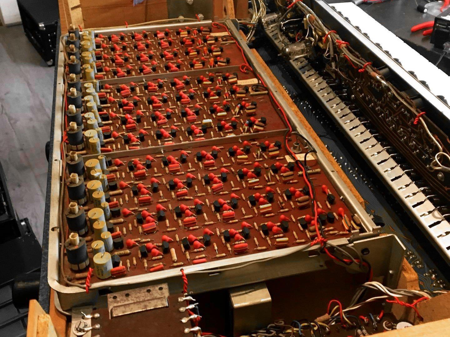 Orgue Philips Philicorda ouvert sur l’établi pour réparation des oscillateurs