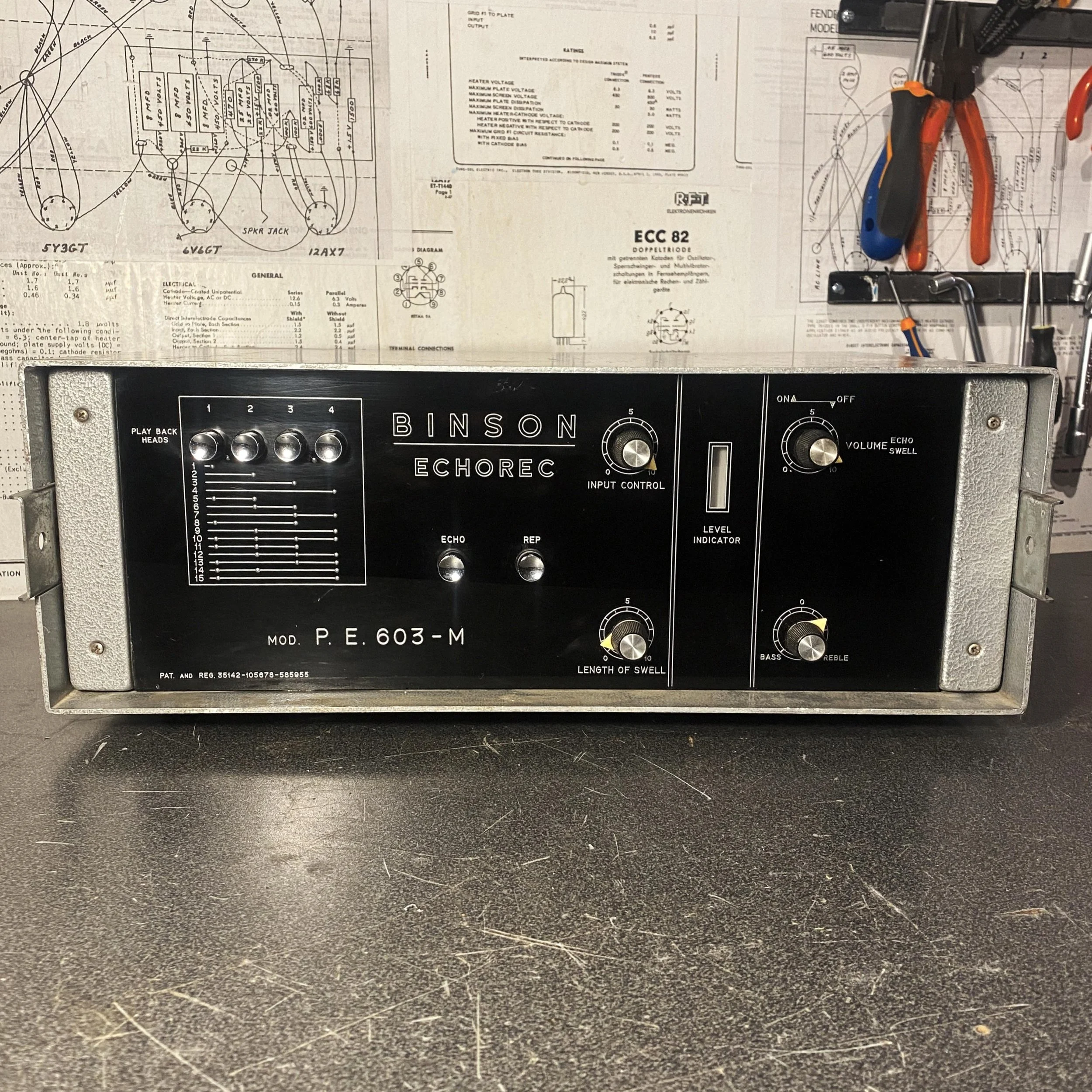 Écho à disque Binson Echorec transistor restauré, posé sur l’établi de l’atelier