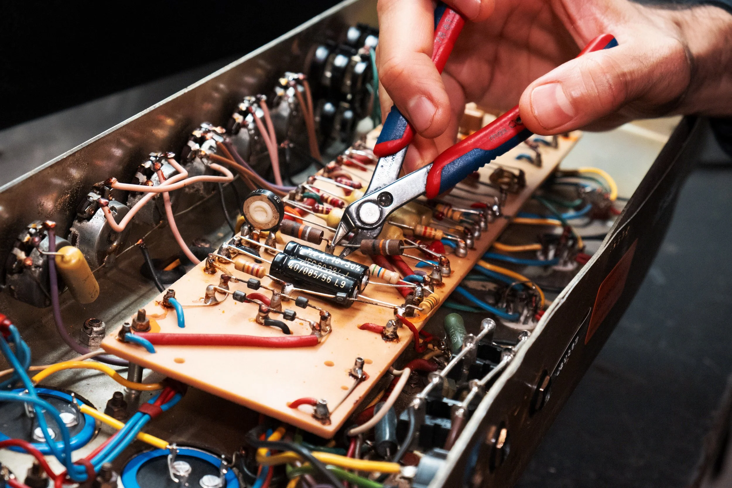 Remplacement d’une résistance lors de la réparation d’un ampli vintage