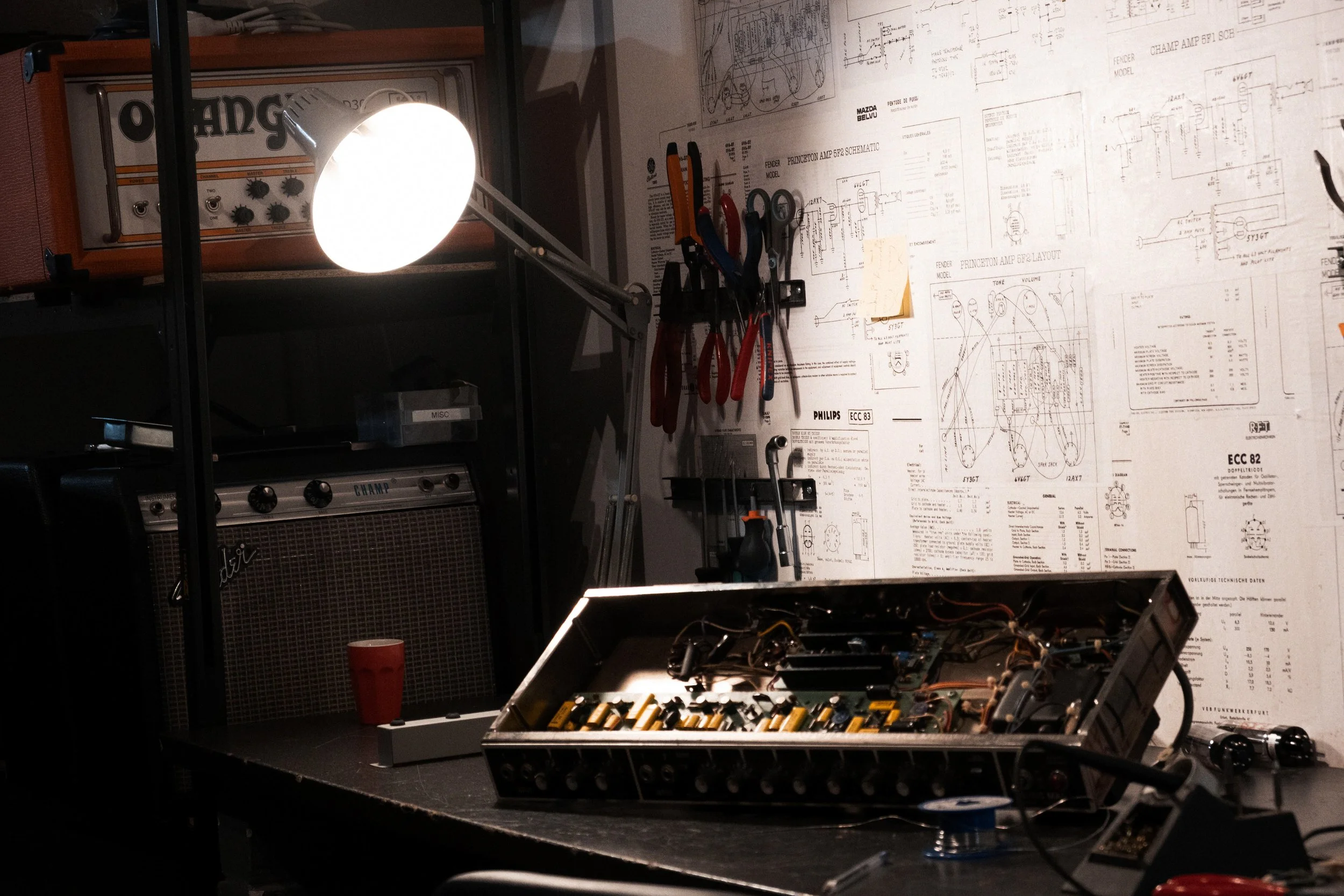 Dépannage d’un ampli à lampes en atelier, châssis ouvert et outils en place