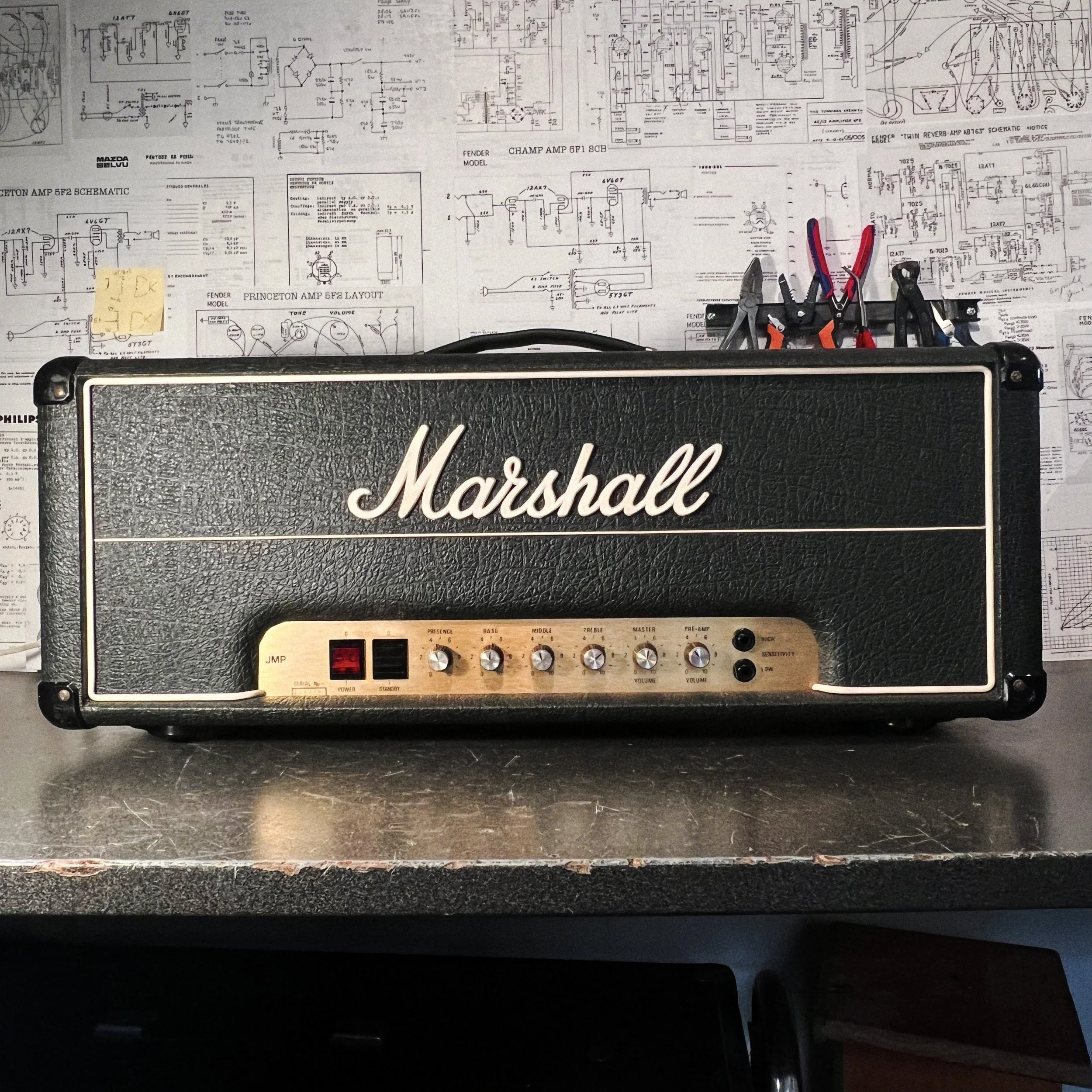 Ampli Marshall 2204 à lampes après entretien, posé sur l’établi de l’atelier