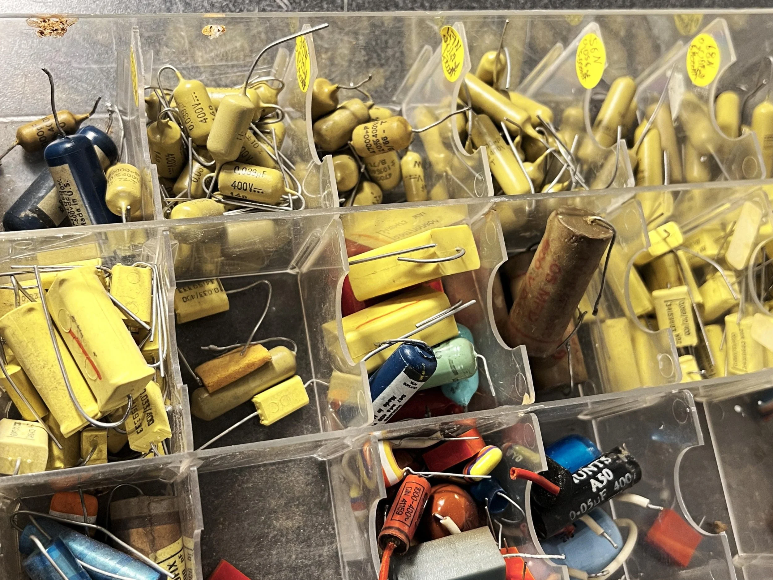 Condensateurs NOS vintage utilisés pour la restauration d’amplis anciens