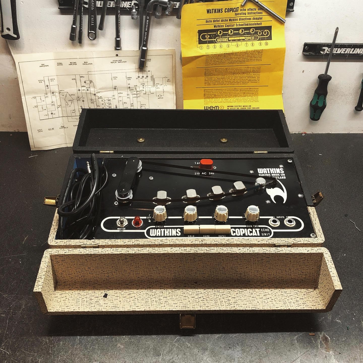 Écho à bande WEM Copicat à lampes restauré, posé sur l’établi de l’atelier