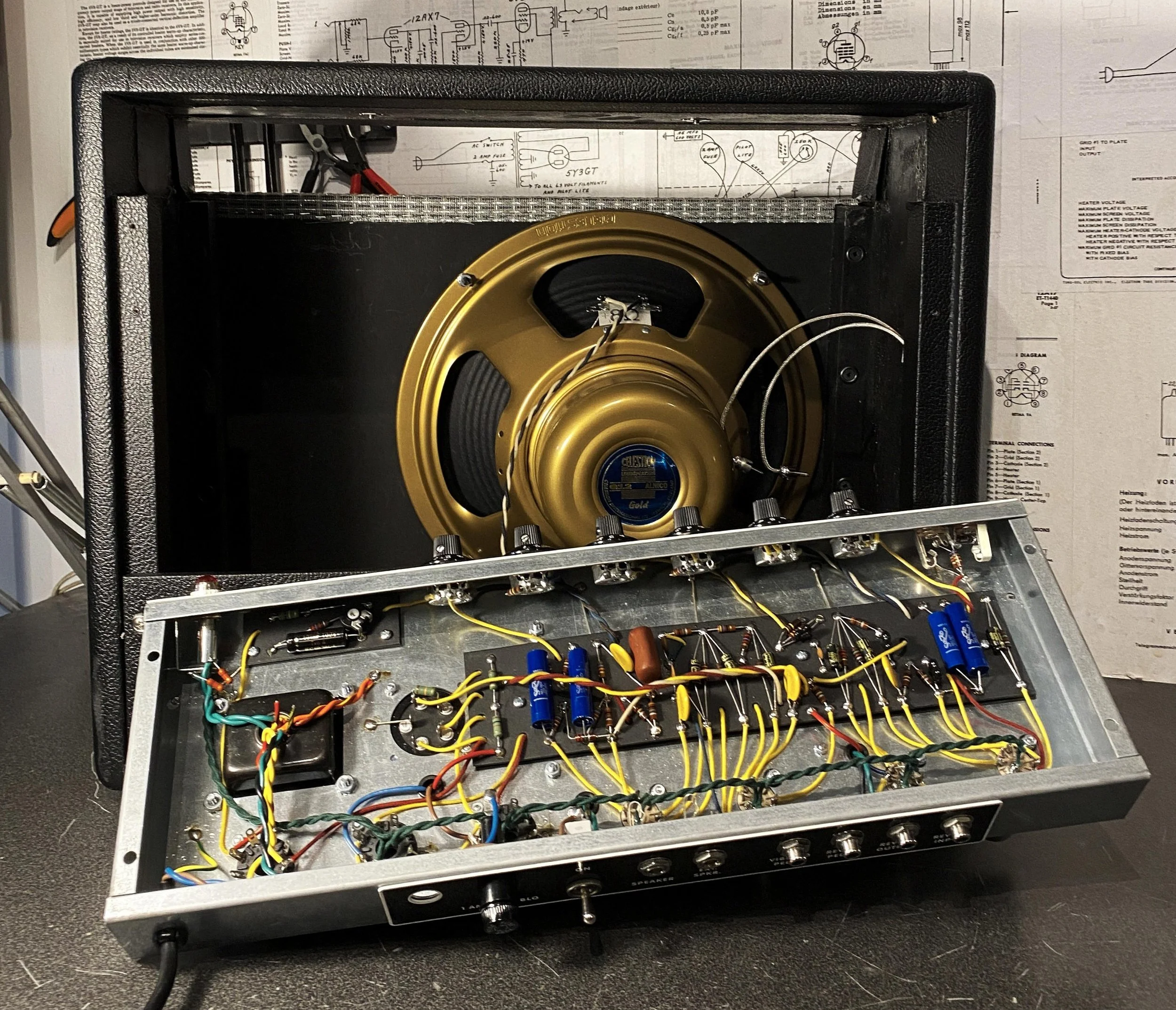 Clone de Fender Princeton à lampes avec châssis et cabinet visibles, construit à l’atelier