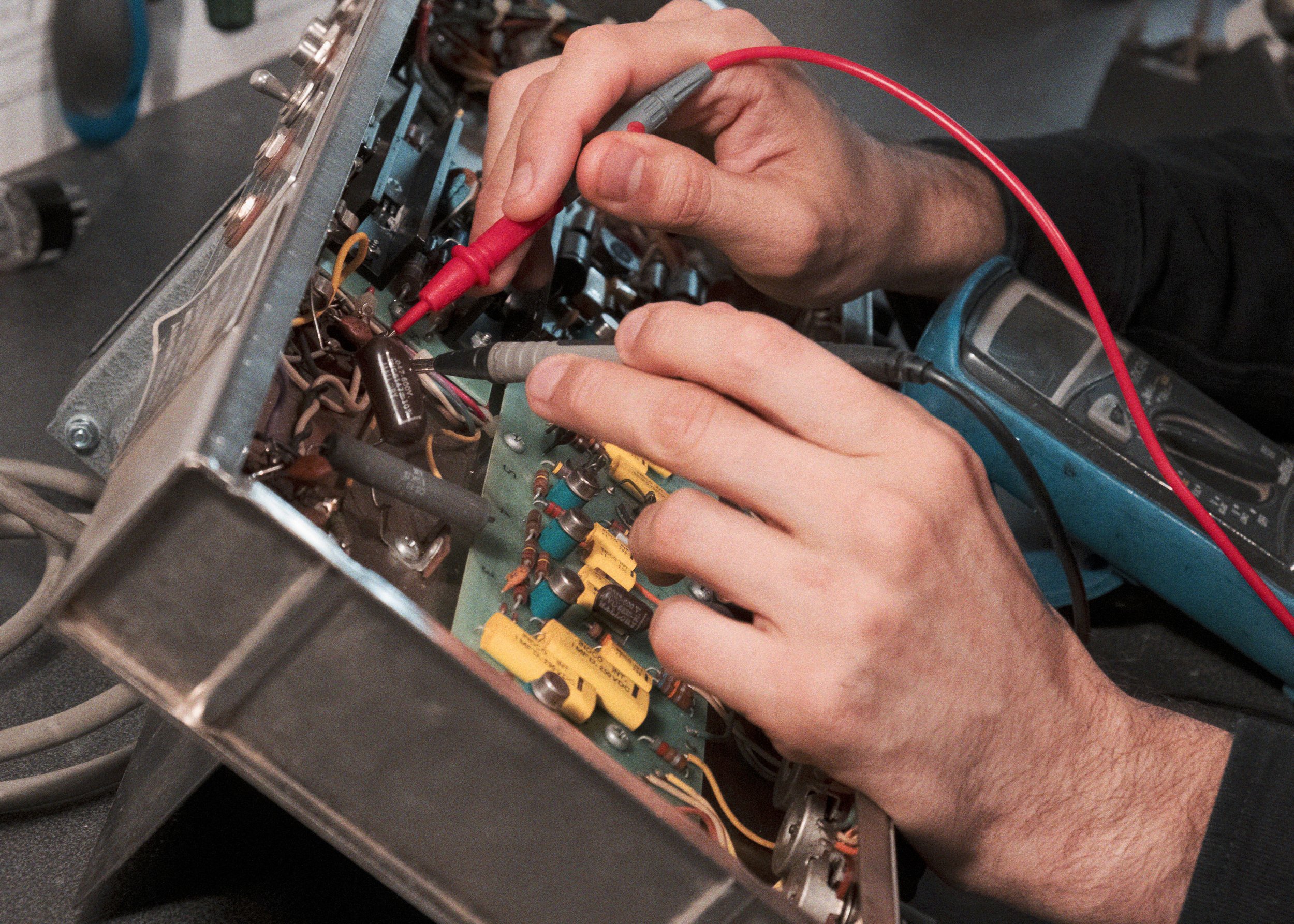Mesure électrique au multimètre lors de la réparation d’un ampli à lampes
