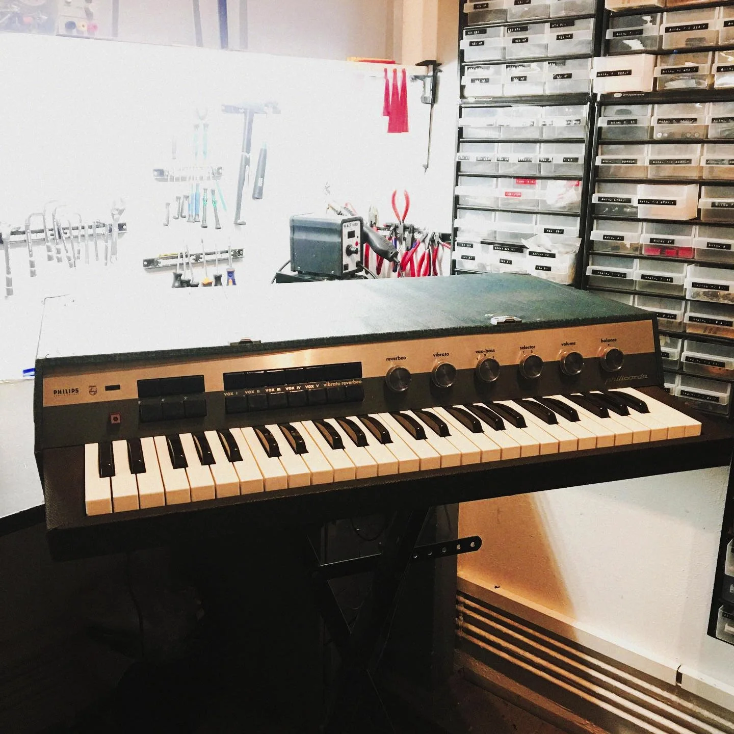 Orgue Philips Philicorda Pancrest restauré, posé sur l’établi de l’atelier