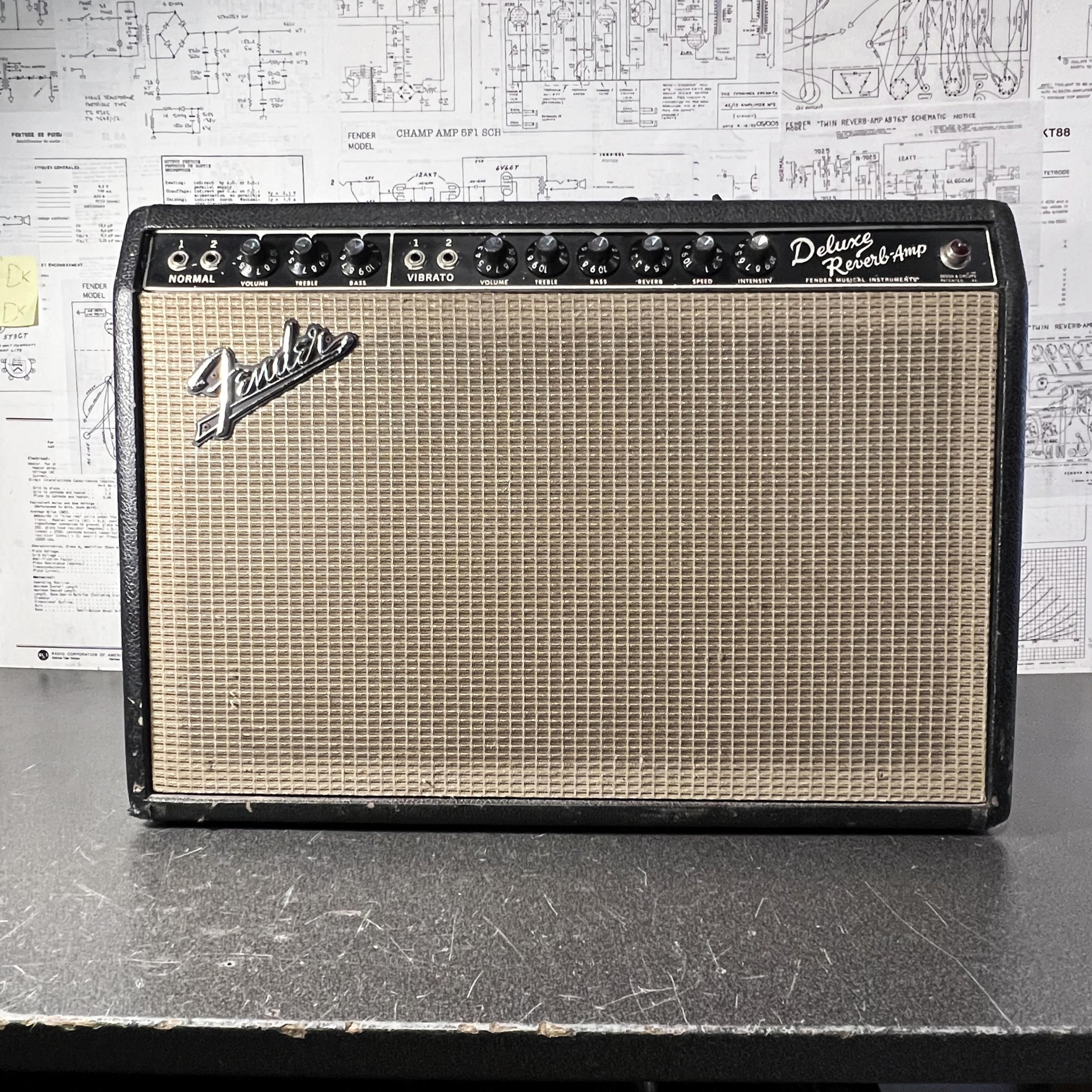 Ampli Fender Deluxe Reverb à lampes après entretien, posé sur l’établi de l’atelier