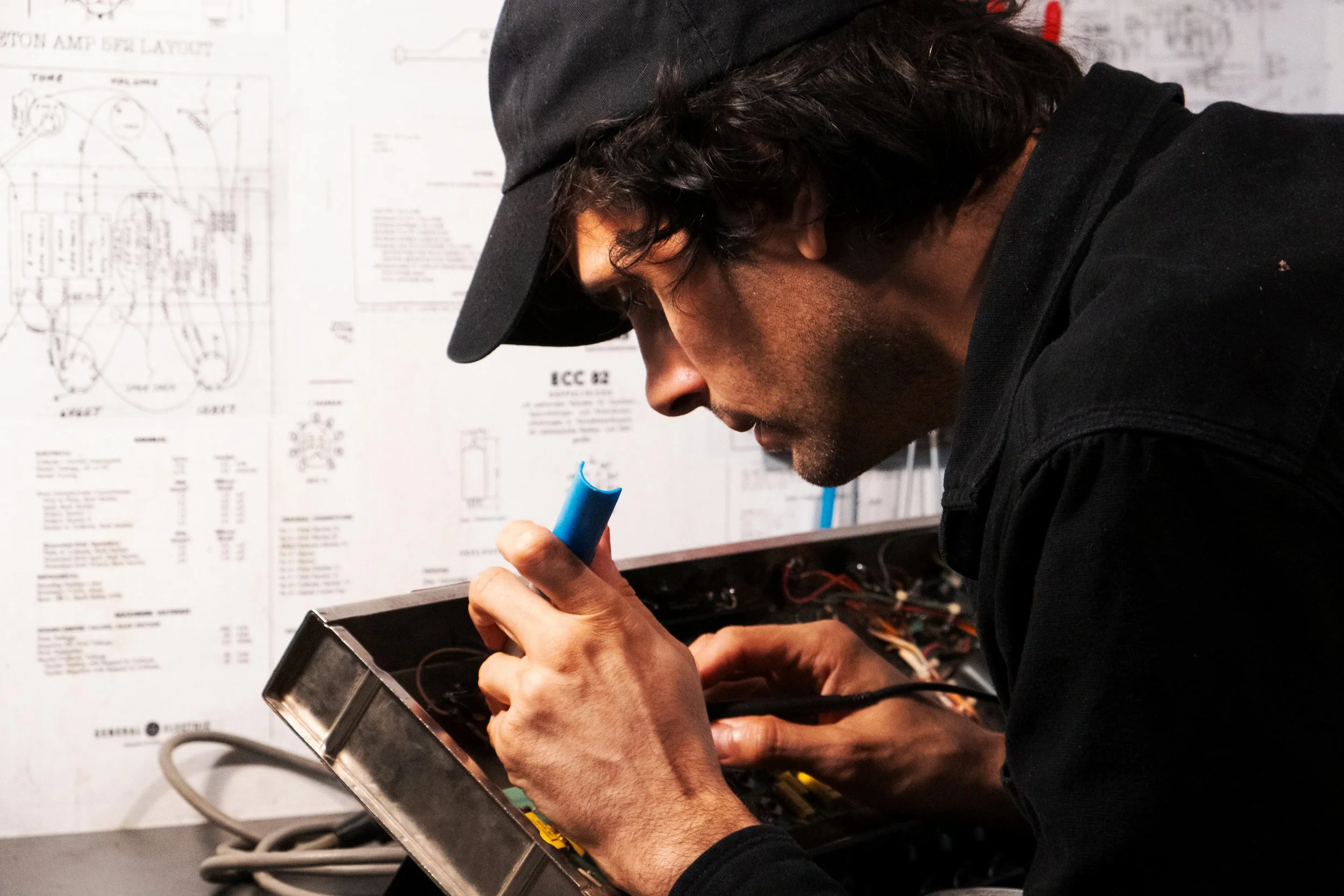 Réparation d’un ampli à lampes sur établi dans l’atelier SagarrAmp