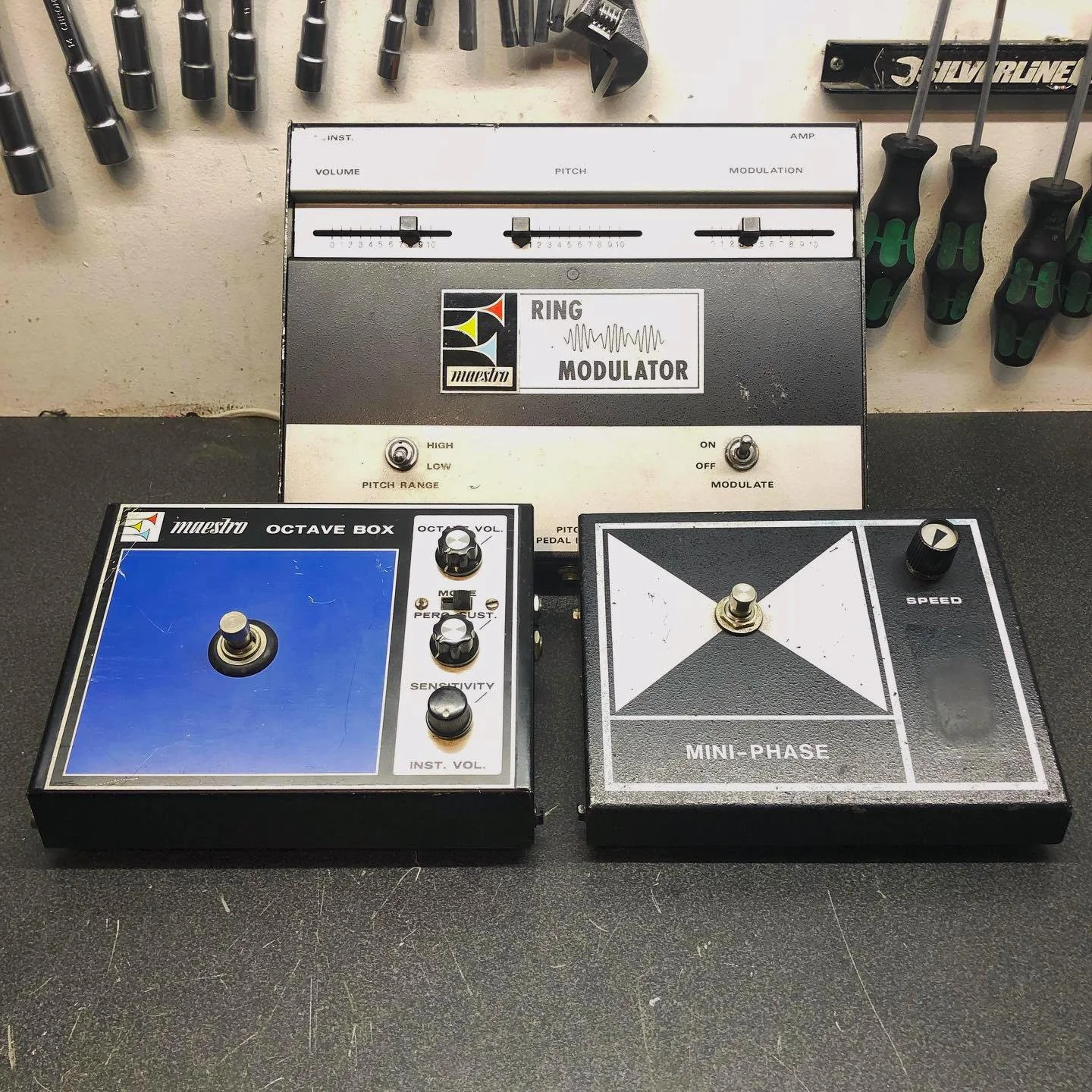 Lot de trois pédales Maestro vintage sur l’établi de l’atelier