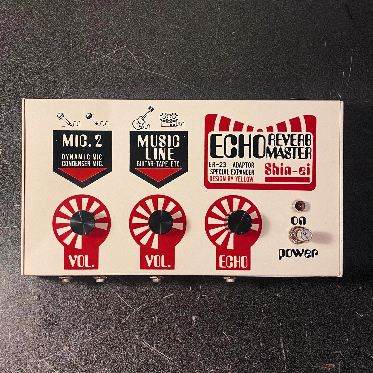 Pédale de réverbération Shin Ei Echo Master vintage sur l’établi de l’atelier