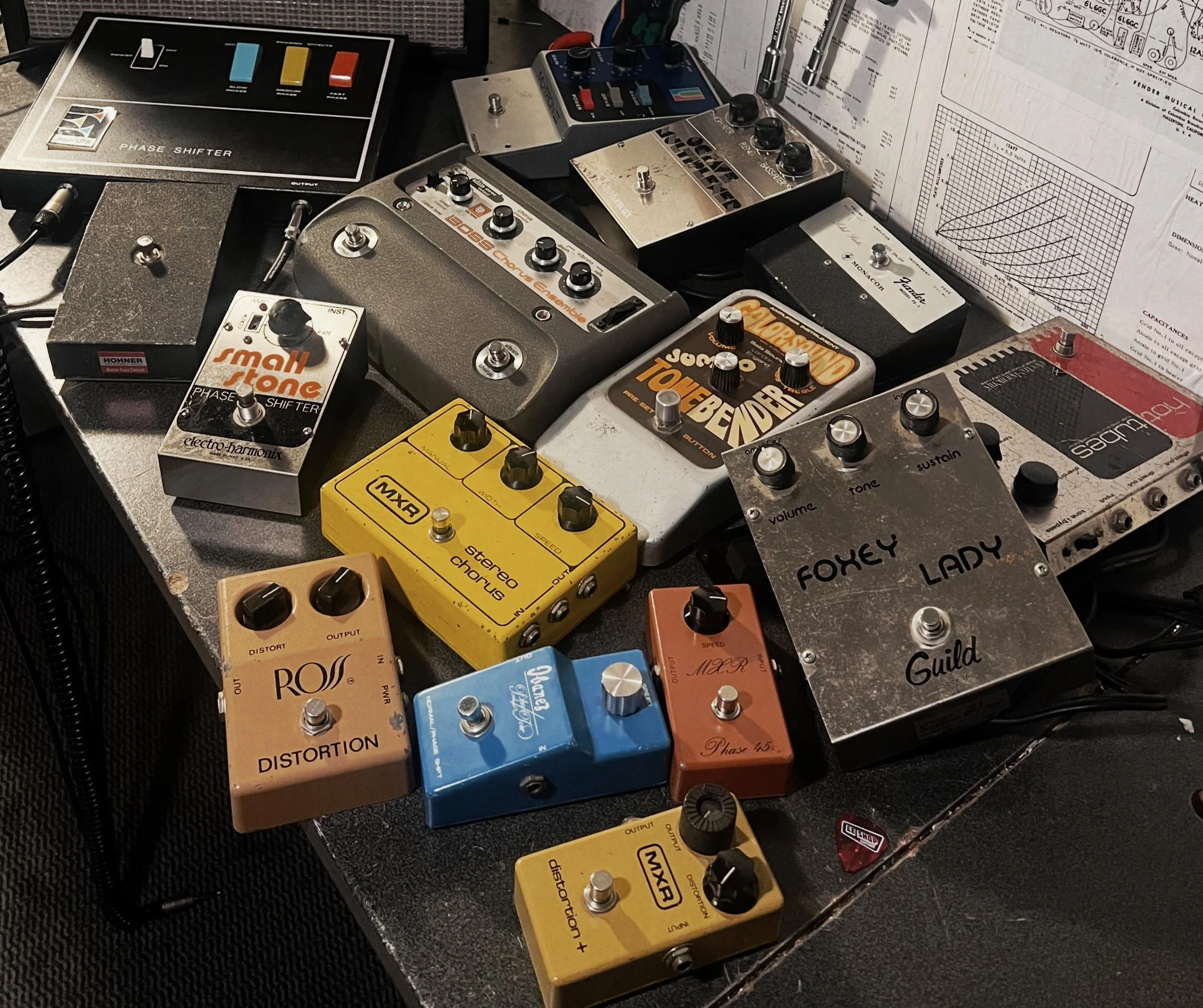Collection de pédales d’effets vintage en réparation à l’atelier