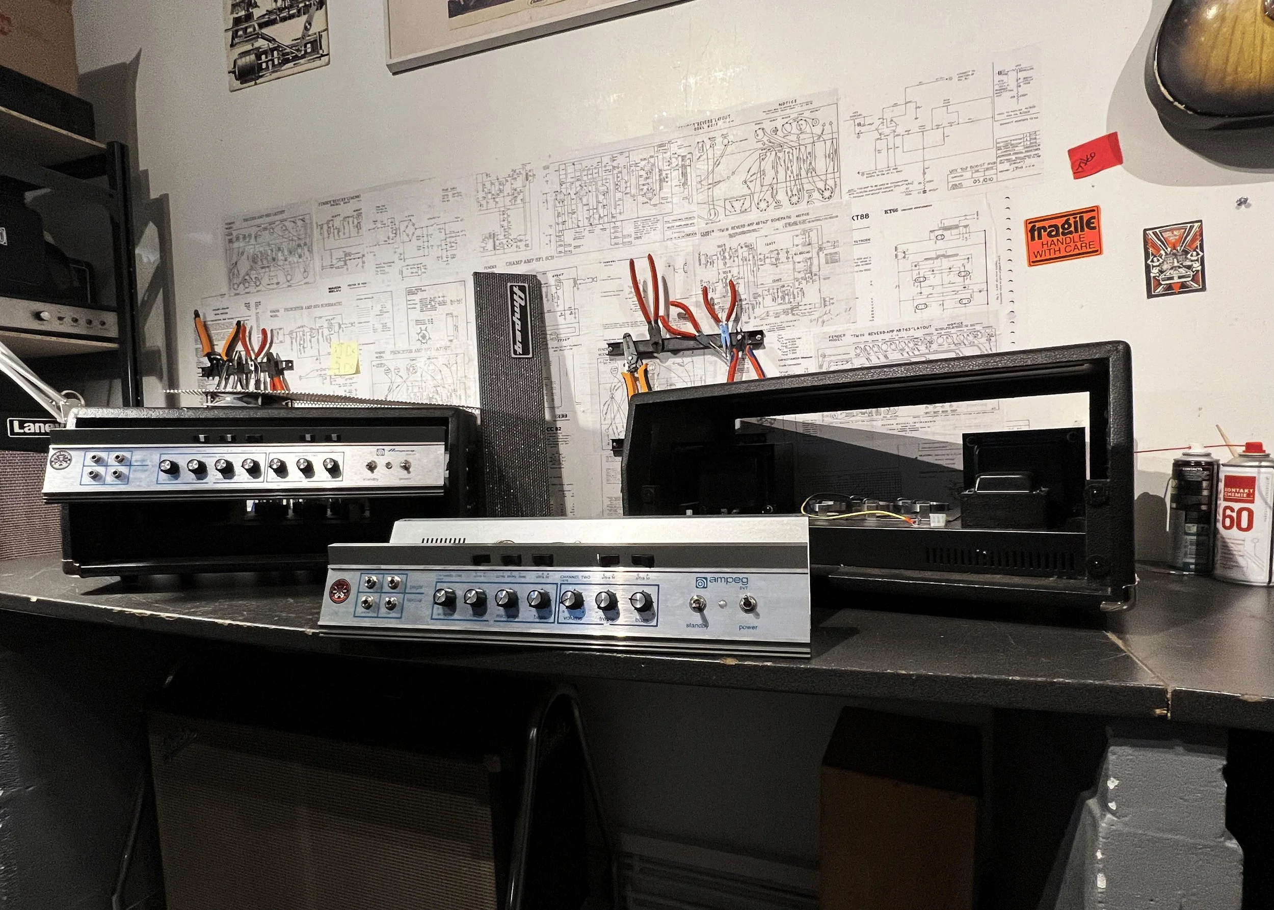 Entretien d’amplis à lampes avec deux Ampeg SVT ouverts en atelier