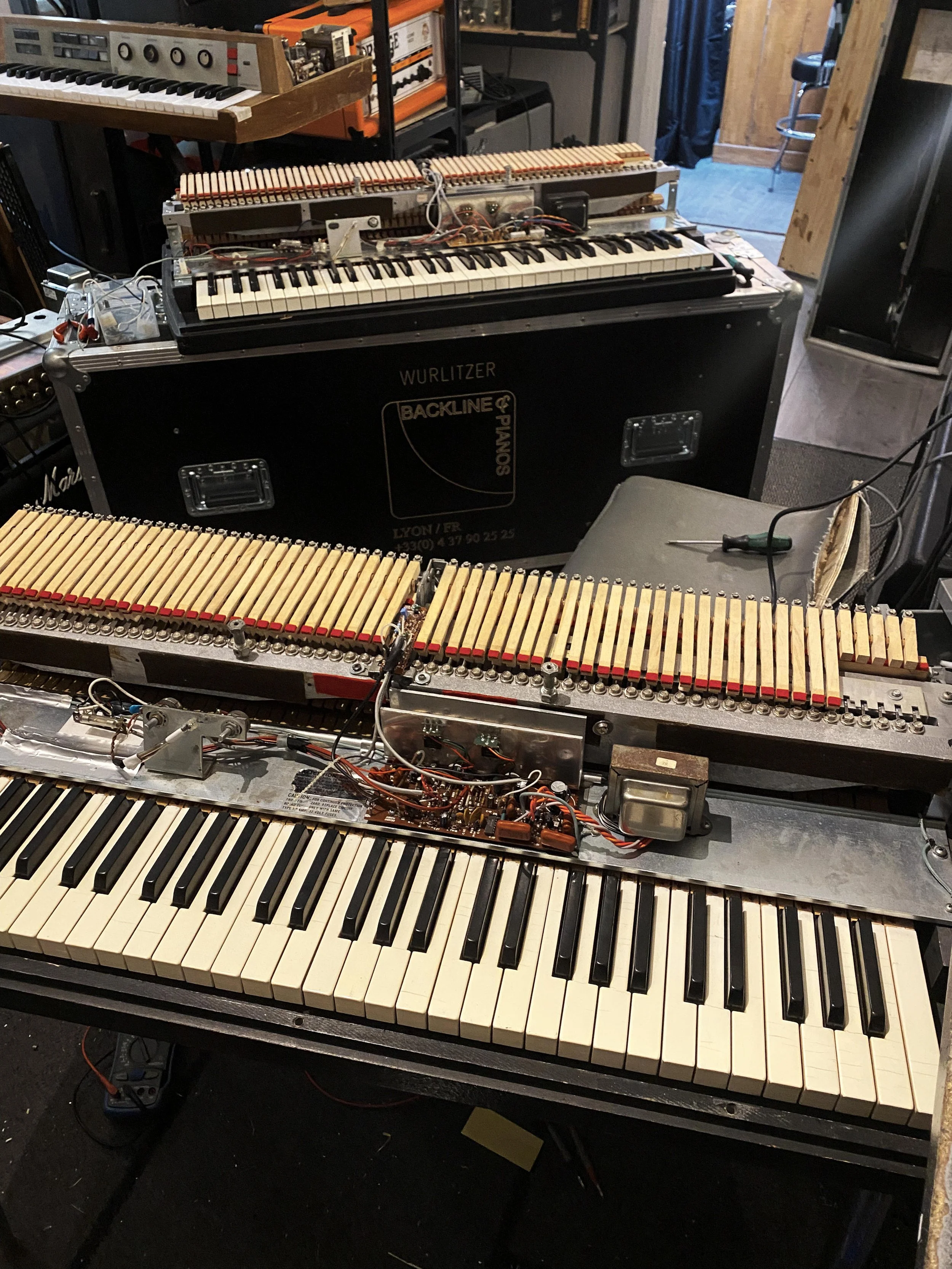 Deux Wurlitzer 200A ouverts sur l’établi pour réparation