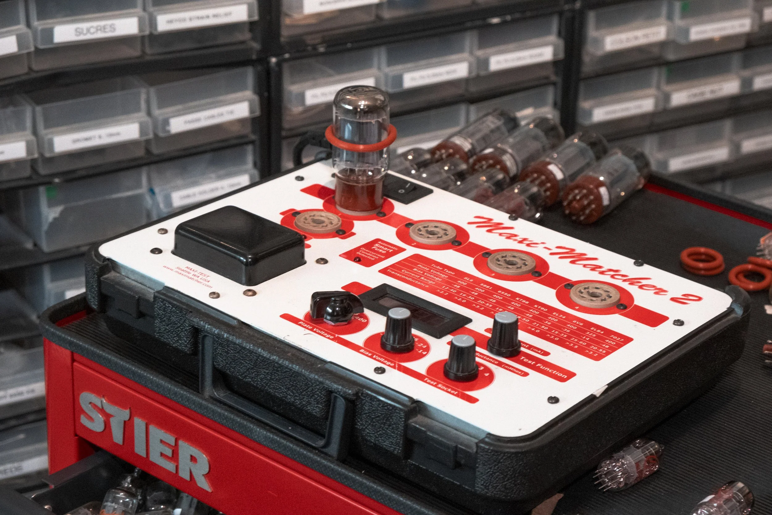 Testeur de lampes Maxi Matcher 2 utilisé pour l’entretien et la réparation d’amplis à lampes