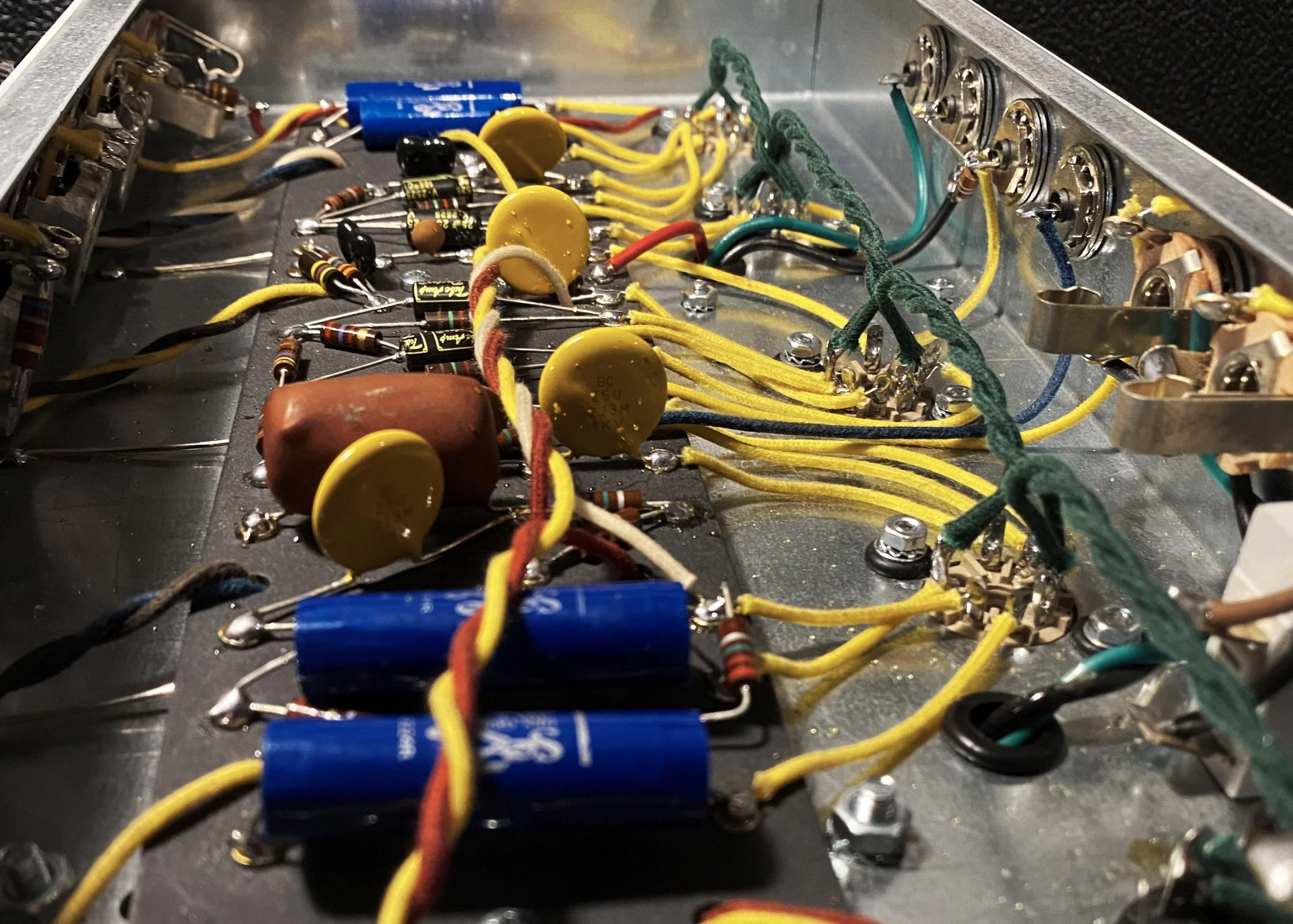 Gros plan sur un Fender Princeton à lampes construit à l’atelier