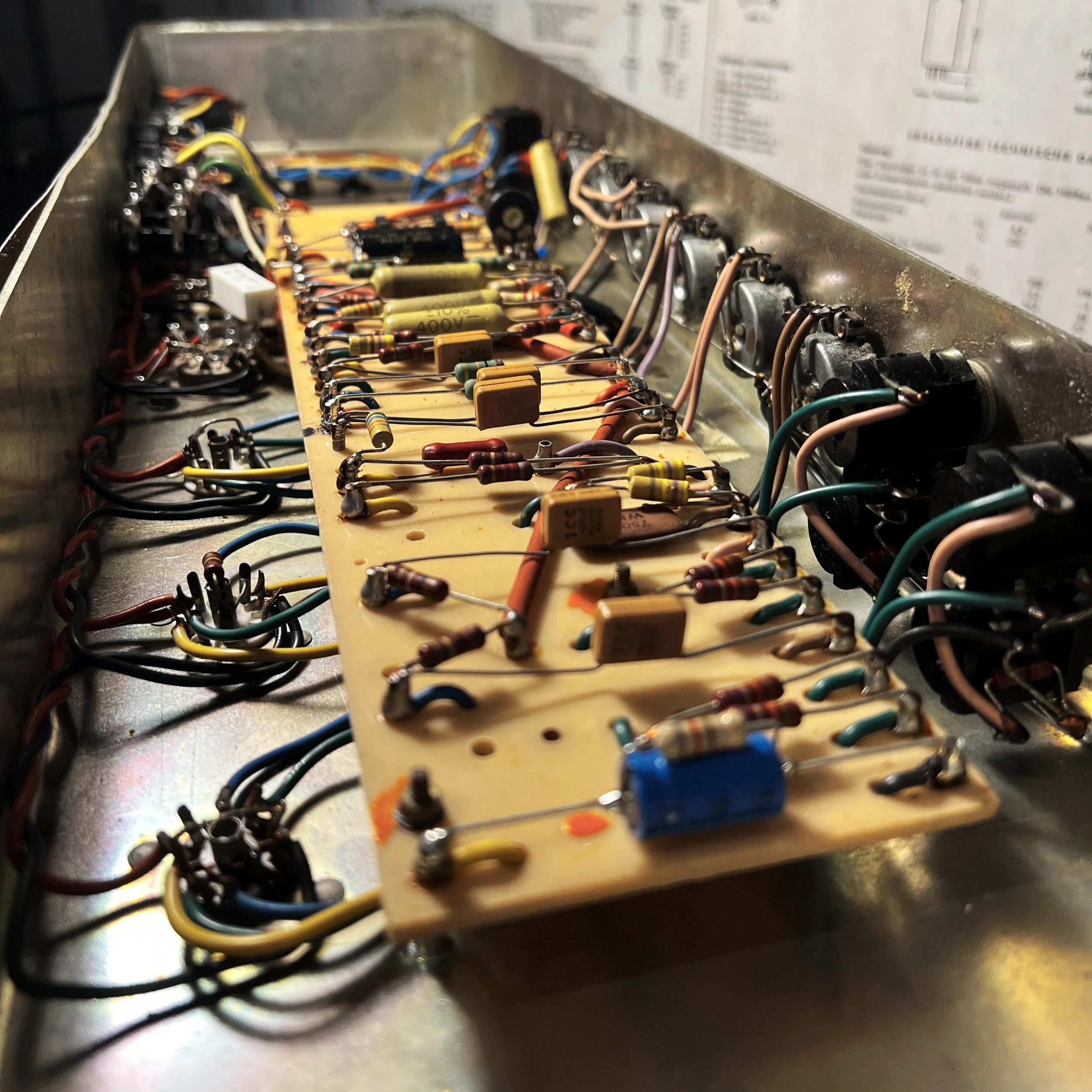 Châssis d’un Marshall Super Bass de 1973 après restauration