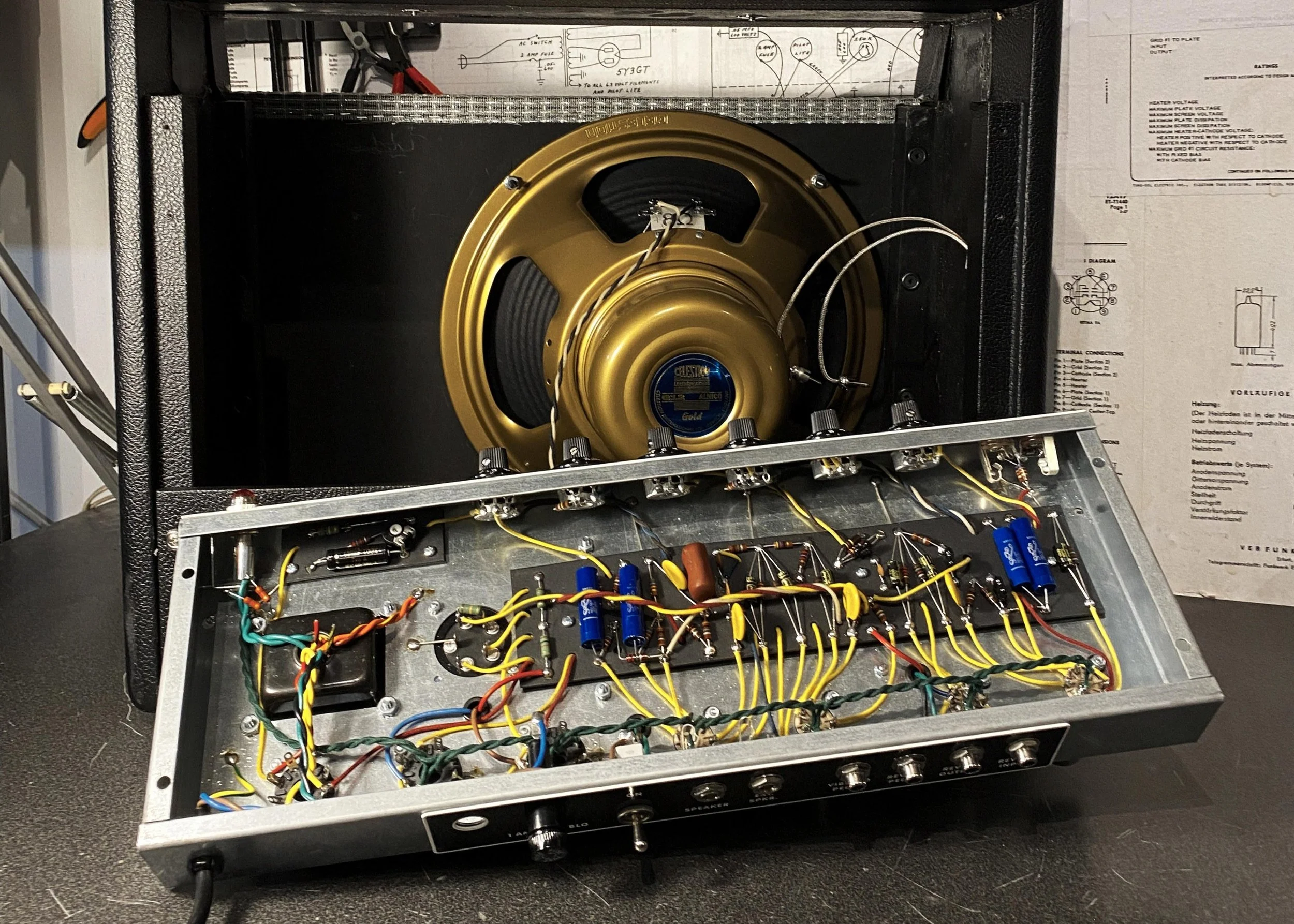 Fender Princeton Reverb à lampes construit à l’atelier avec cabinet et haut-parleur visibles