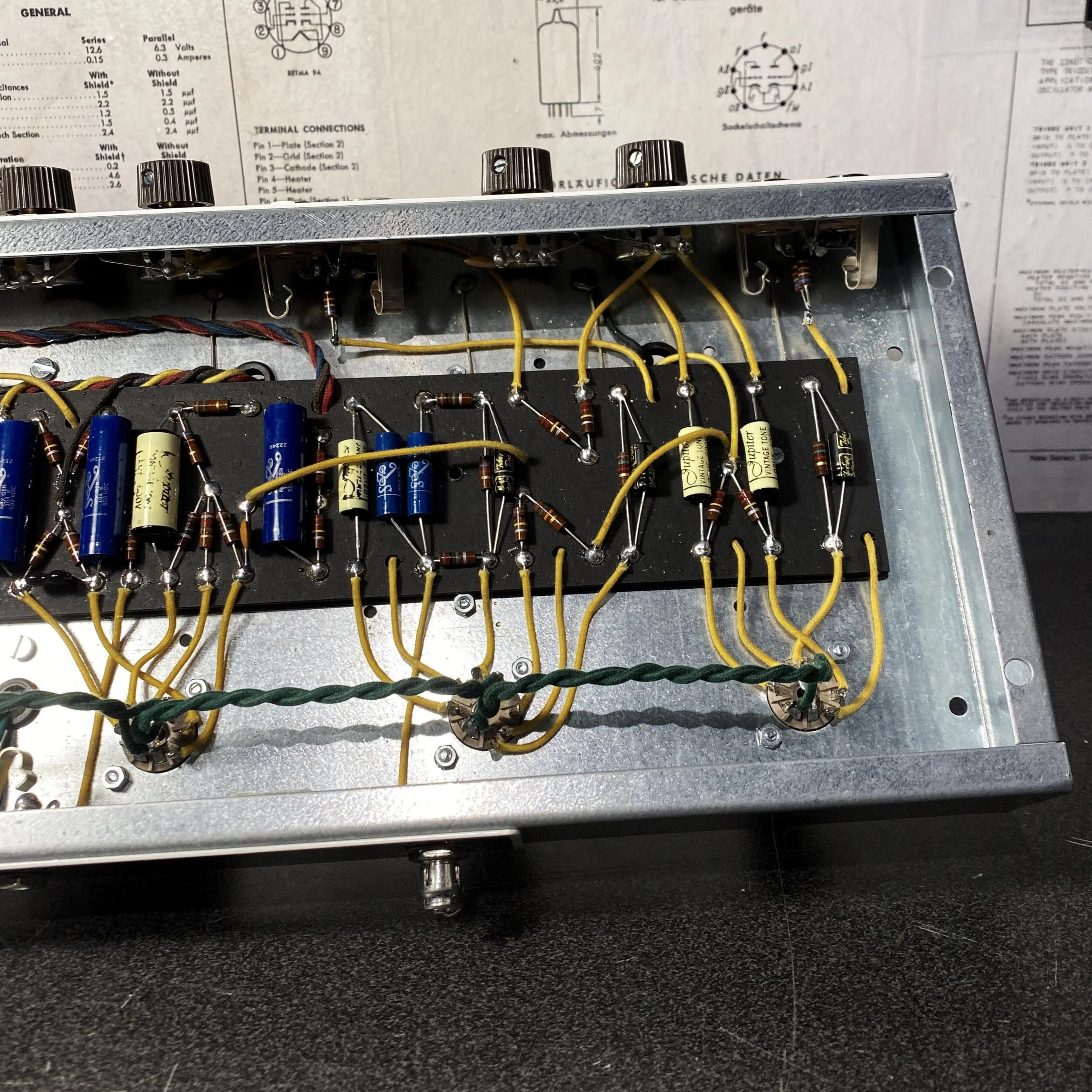 Châssis d’un clone de Fender Deluxe Brownface 6G3 construit à l’atelier