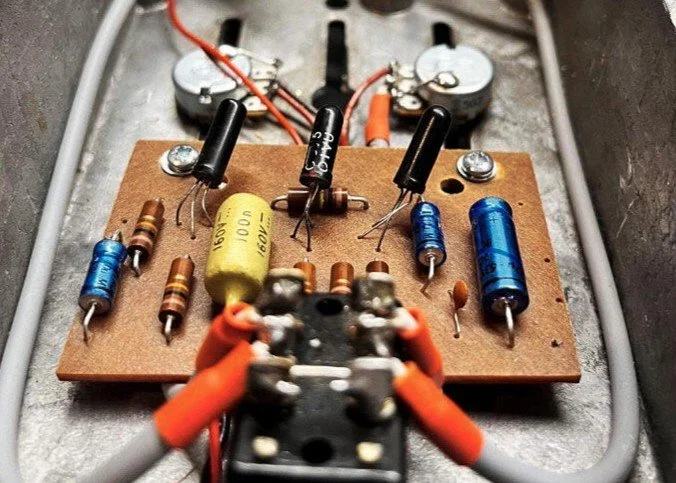 Gros plan sur le circuit imprimé d’une Marshall Supa Fuzz vintage