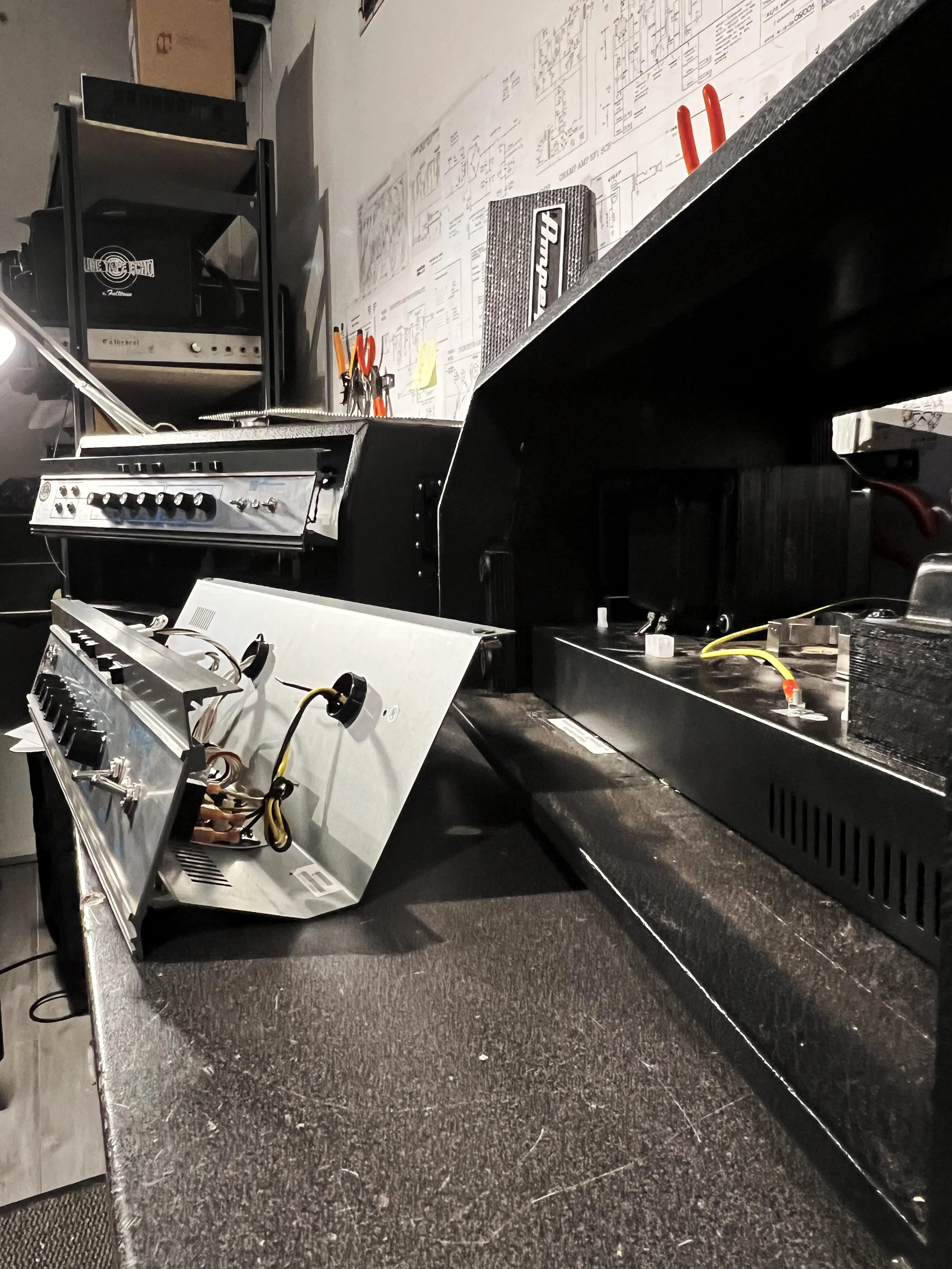 Dépannage d’amplis à lampes, deux châssis démontés sur l’établi de l’atelier