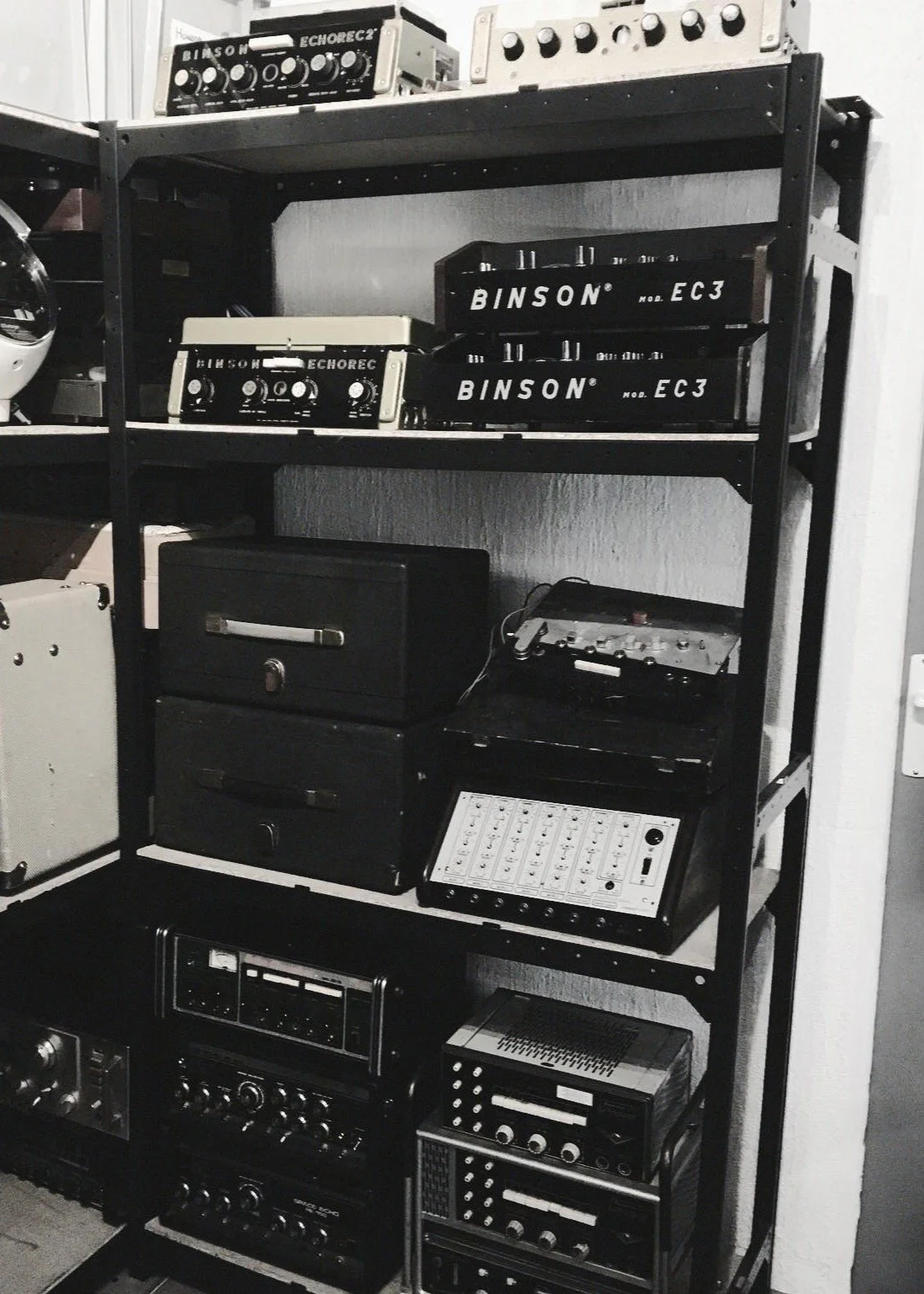 Étagère remplie d’échos à bande vintage, Echorec, Echoplex et Roland Space Echo