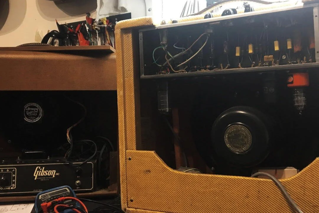 Amplis des années 50 ouverts sur l’établi, Gibson et Fender Tweed en restauration