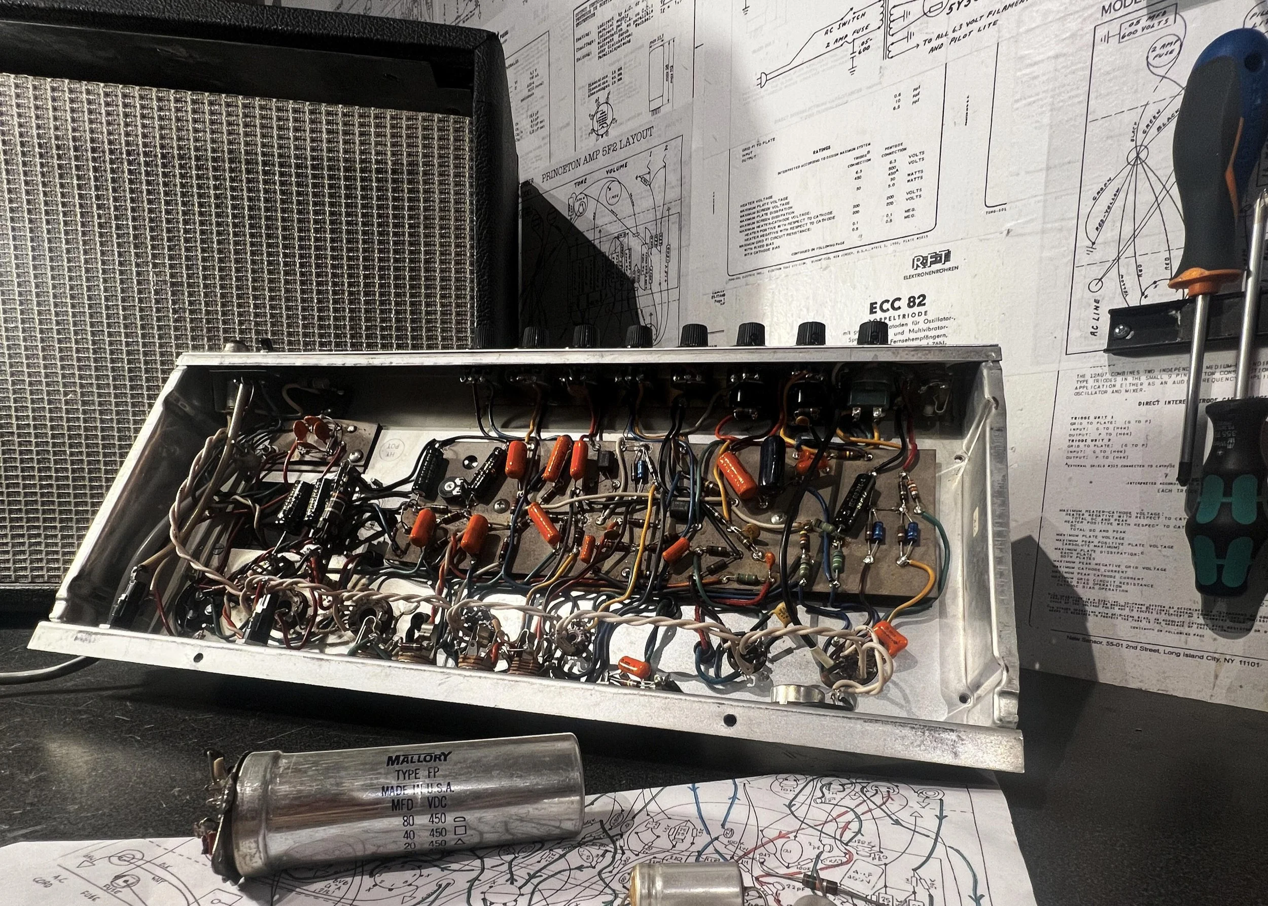Restauration d’un ampli Fender Princeton vintage, châssis ouvert et composants remplacés