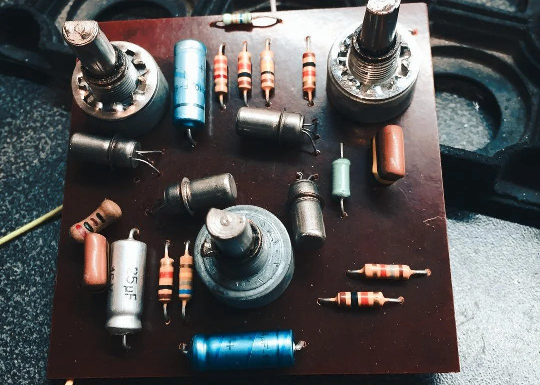 Gros plan sur le circuit imprimé d’une Vox Tone Bender Mk3 vintage