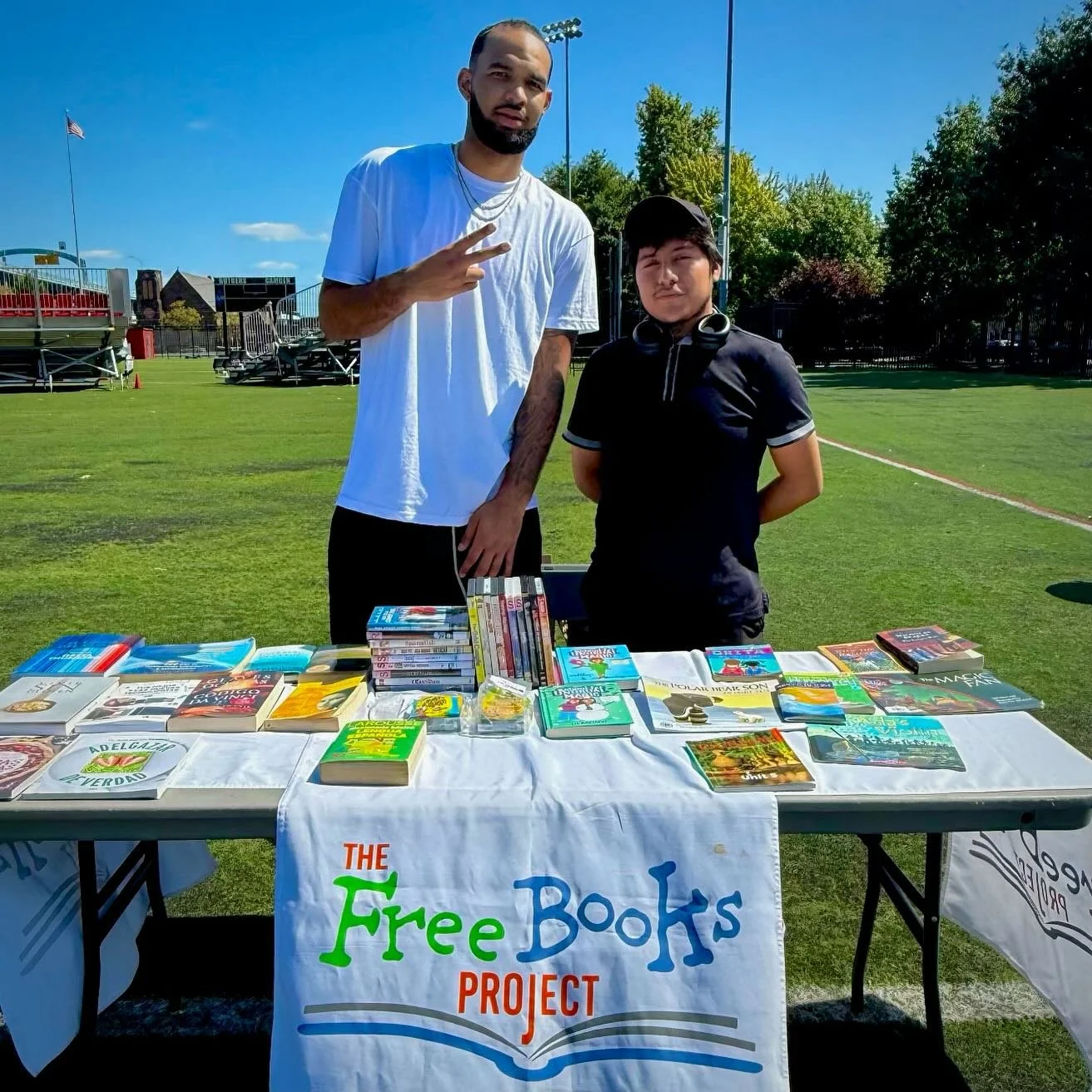 We had a great time giving away books at @ctlcamden&rsquo;s Family Fun &amp; Fitness Day last weekend! 📚🎉 &amp; we got to meet the talented @j.4.broome, too! 🏀✨

#TheFreeBooksProject