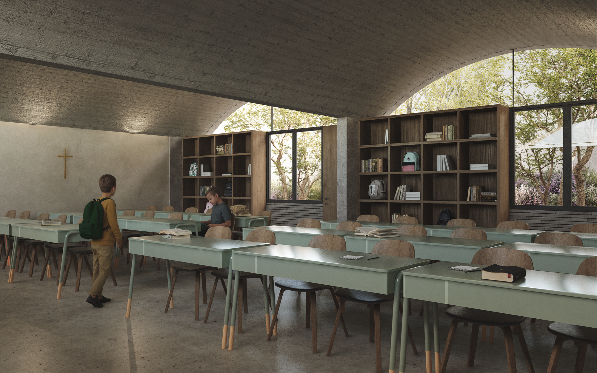 Aula con varias mesas y sillas, con dos niños en ella. Hay estanterías con libros y mochilas, ventanas grandes y un símbolo de cruz en la pared.