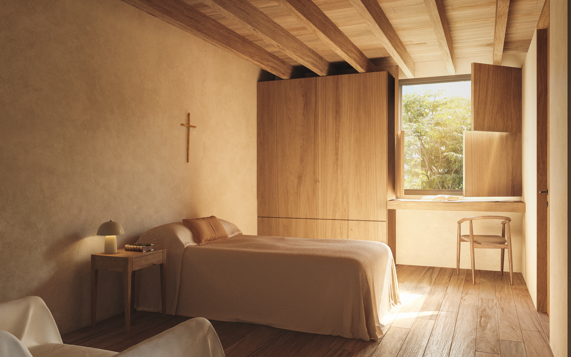 Habitación sencilla con cama, mesita de noche, lámpara, arquillo de madera, ventana con vista a árboles y una silla de madera cerca de la ventana.