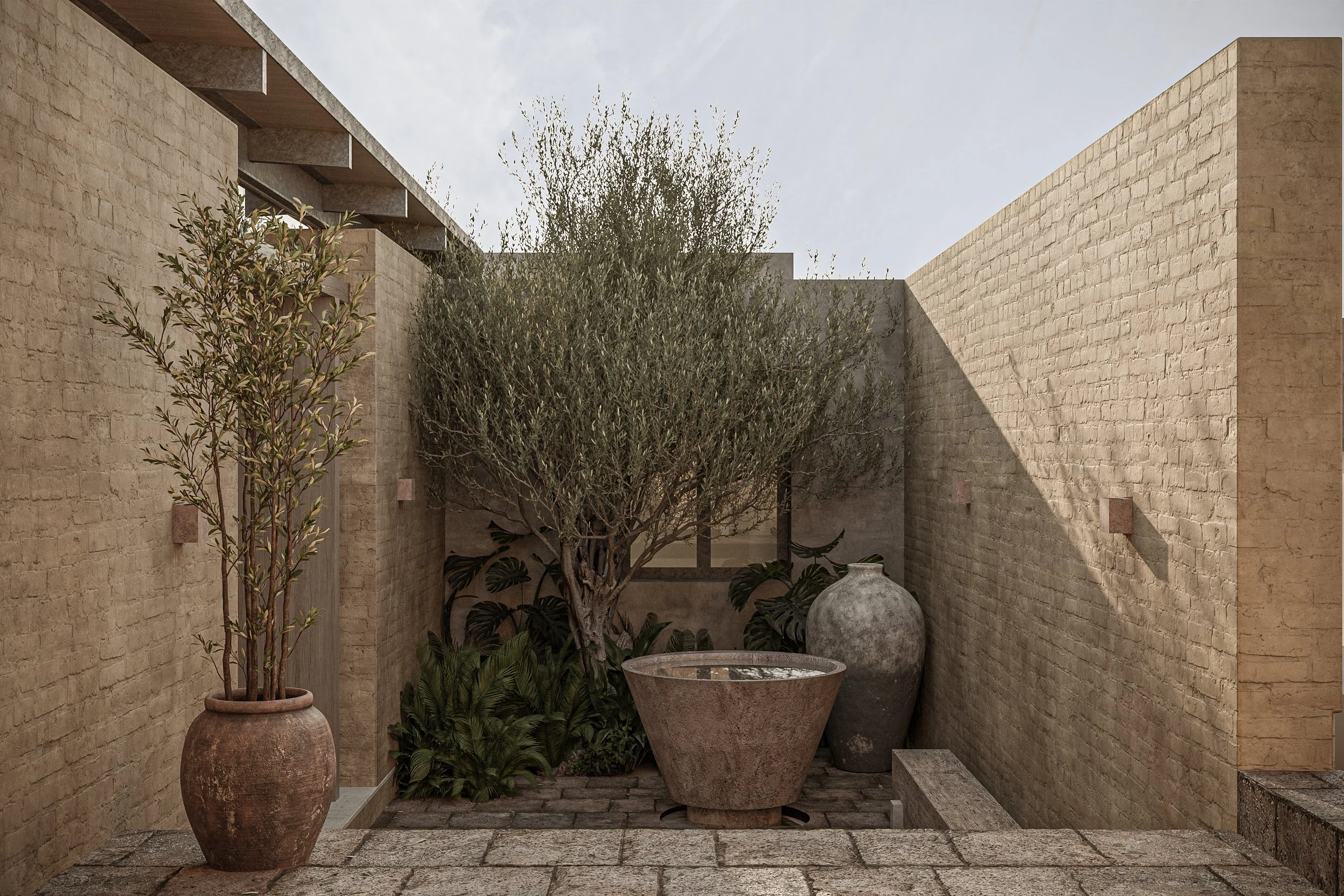 Jardín interior con paredes de ladrillo, dos grandes macetas de barro, arbusto y árboles, con una fuente de agua en el centro, helechos y plantas verdes alrededor.