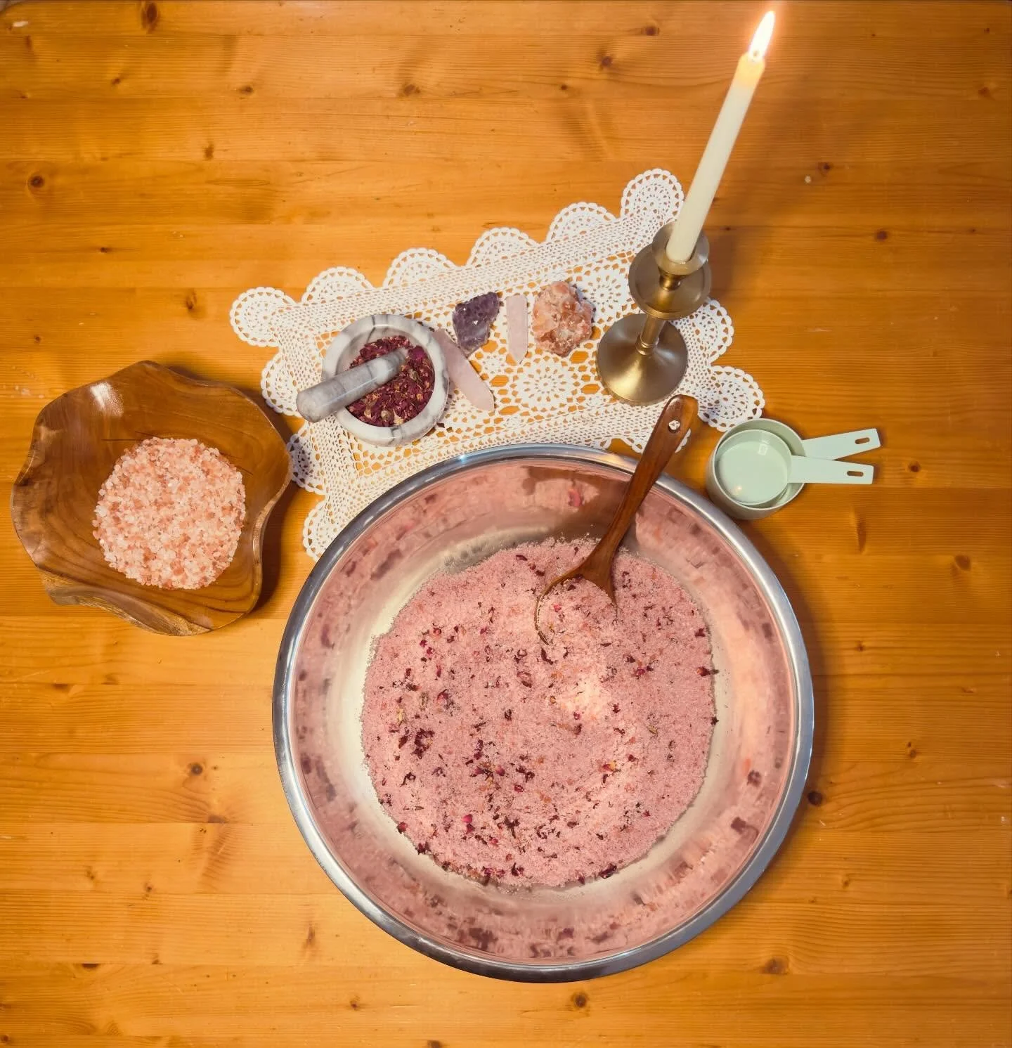 Getting ready for DollyWorld this Sunday at Greyline Station!

🎀 I&rsquo;ll be making a Dolly-inspired blend - it&rsquo;s giving southern belle goddess and I am so excited to see everyone there :) 

🍀 Check out @girlnextdoorflea to enter a sweet gi