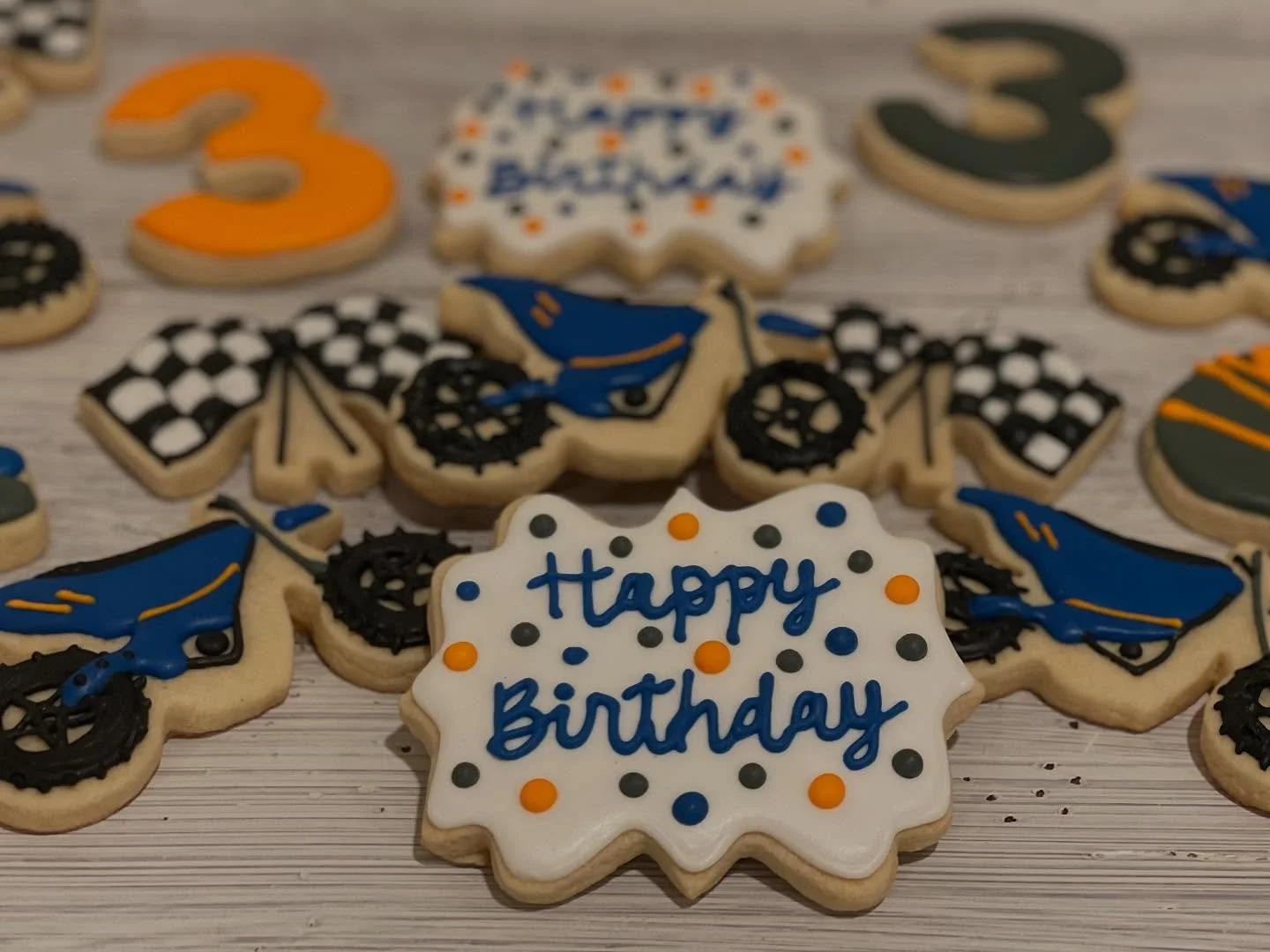 This set was a challenge. ➡️ Swipe to see how it started and how it ended with the dirt bikes and flags 🏁 

#thecookiecrew #cookiecrew #cookiecrewnj #dirtbikecookies
