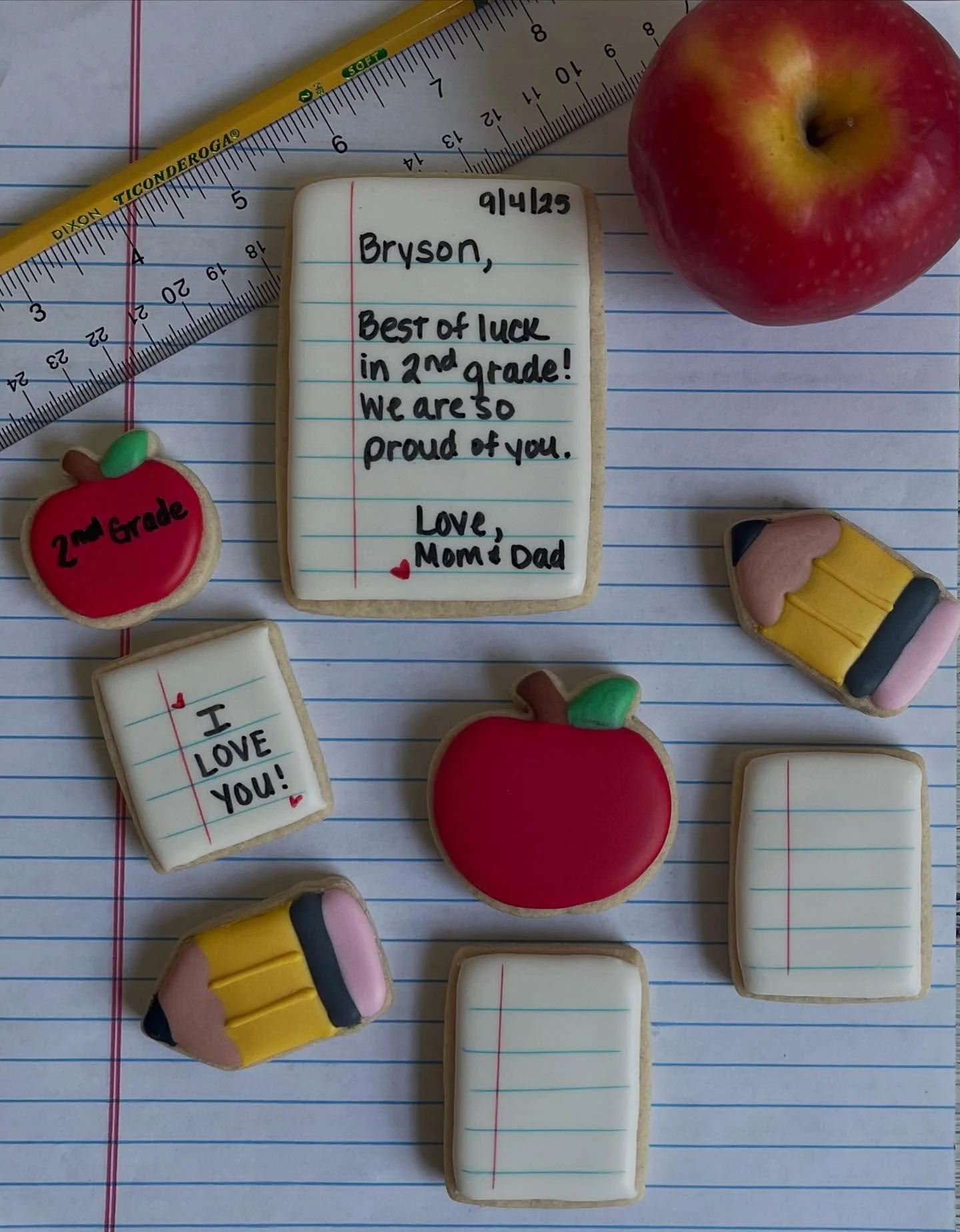 🍎 Back to School Cookies 📝 FLASH SALE! Limited quantities - message/text me if you&rsquo;d like any! 

The Notebook Paper Cookie with a marker $8
Minis with 2 $10 &bull; Pencil/Notebook almost sold out
Minis with 3 $12