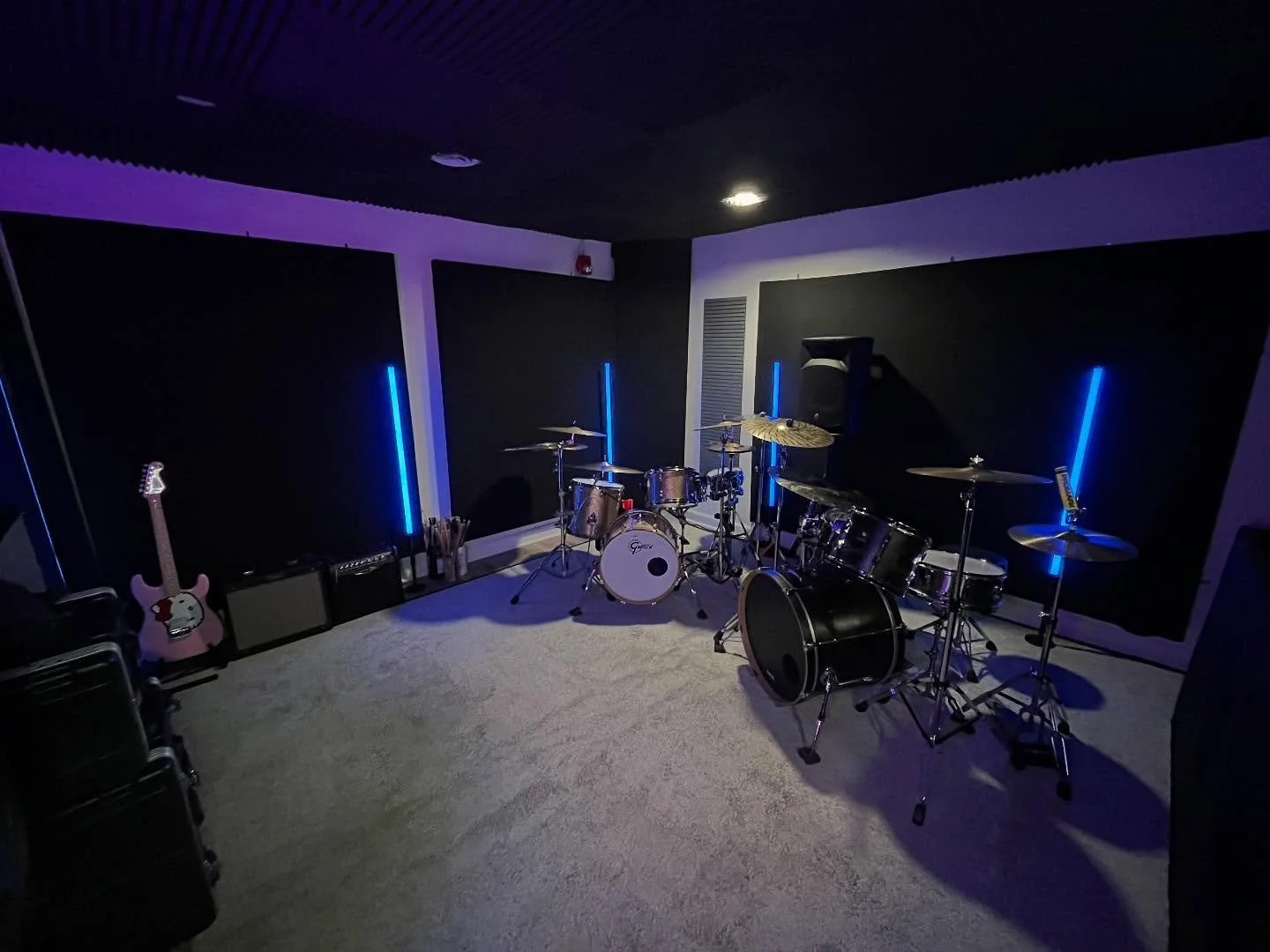 Del Russo Drum Studio is thrilled to announce its opening in Whitmore Lake, strategically located near US-23. Our studio offers tailored drum lessons for individuals aged 10 and up, addressing various genres and skill levels. Whatever your drumming r