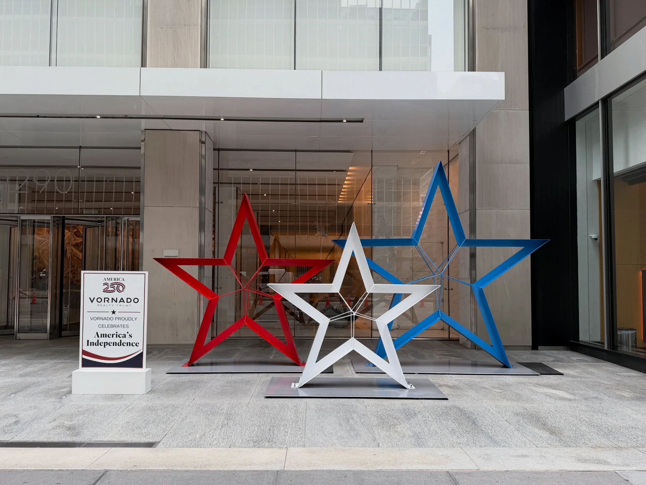 These custom-fabricated star clusters were designed to make a statement, celebrating America&rsquo;s 250th through clean lines, monumental scale, and immersive public art. ⭐

#holidaycollective #nyc #america250 #thepenndistrict #stars