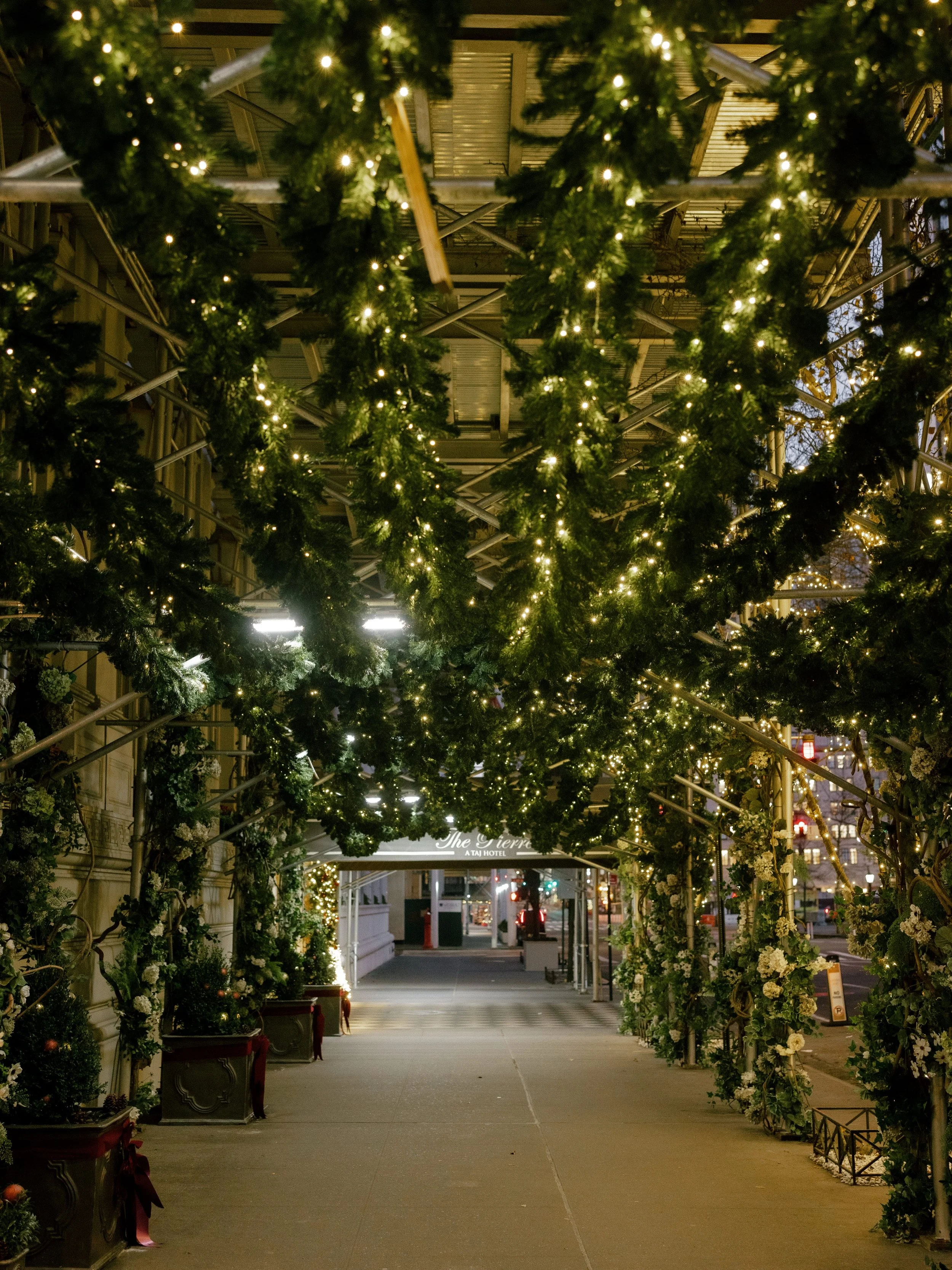 Proof that even scaffolding deserves some holiday cheer ✨ 

#holidaycollective #nyc #christmasinnyc #scaffolding #decor