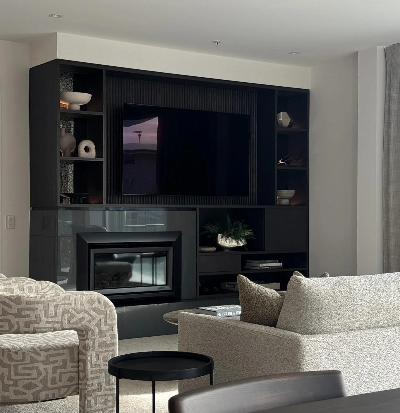 HOW TO STYLE OPEN SHELVES WITHOUT CLUTTER: FOOLPROOF TIPS
