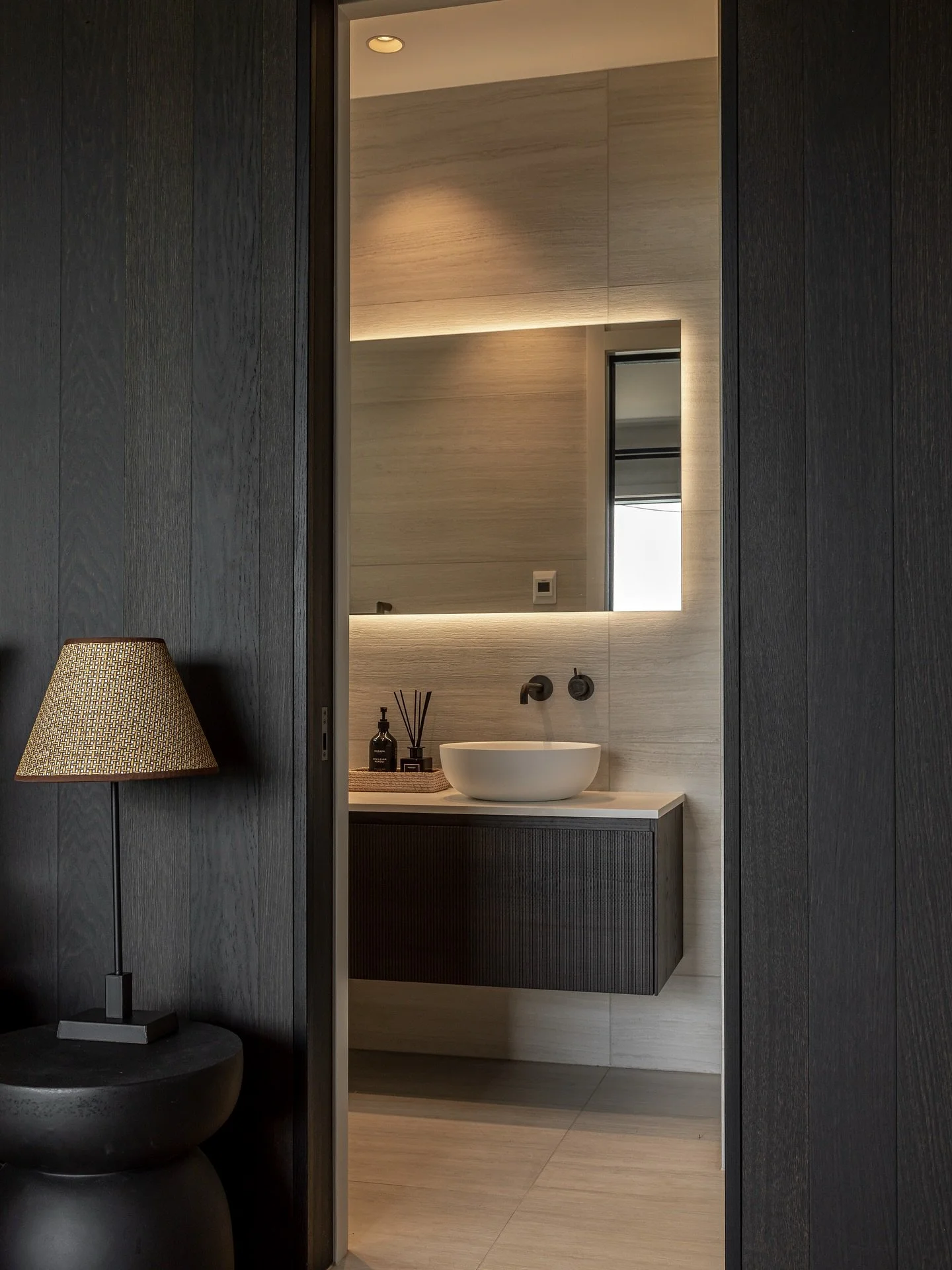 A bathroom designed for slow mornings and calm evenings. Neutral tones, natural textures and just the right amount of contrast. 🖤 #bathroomgoals #waihekeisland