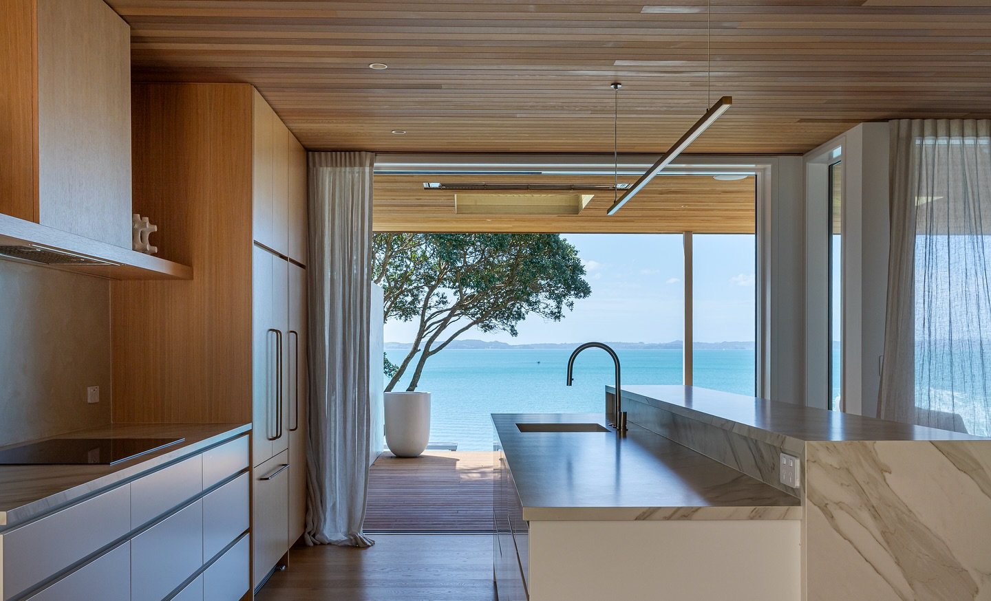 Where the indoors meet the horizon. Framed views and a palette that lets the landscape take the centre stage. 🤍