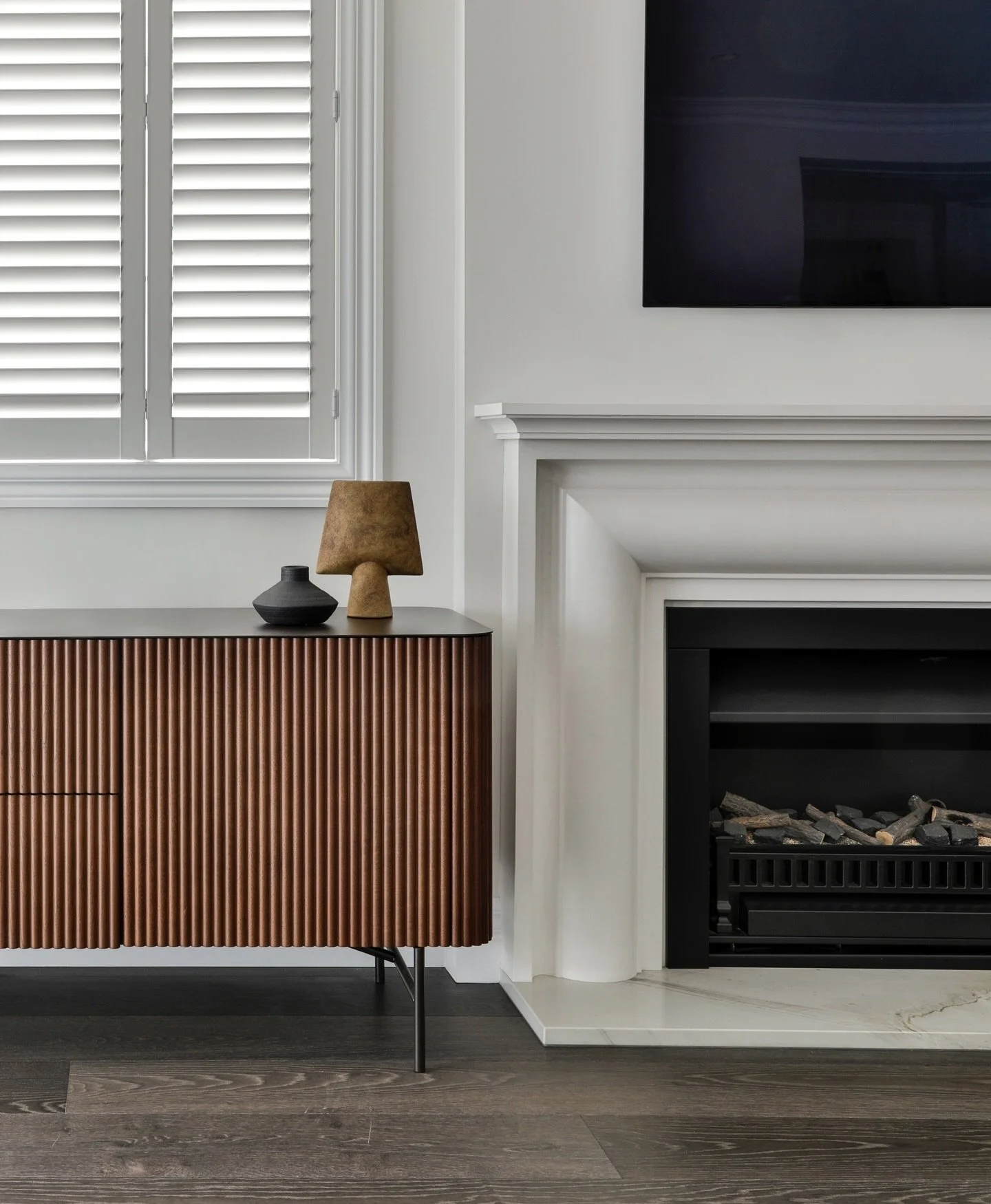 A moment for refined simplicity🤎 Clean lines and a palette that feels calm, grounded and beautifully considered. Sometimes the smallest styling choices make the biggest impact.

#aucklandinteriordesigner #interiordesign #luxuryinteriors #nzinteriord