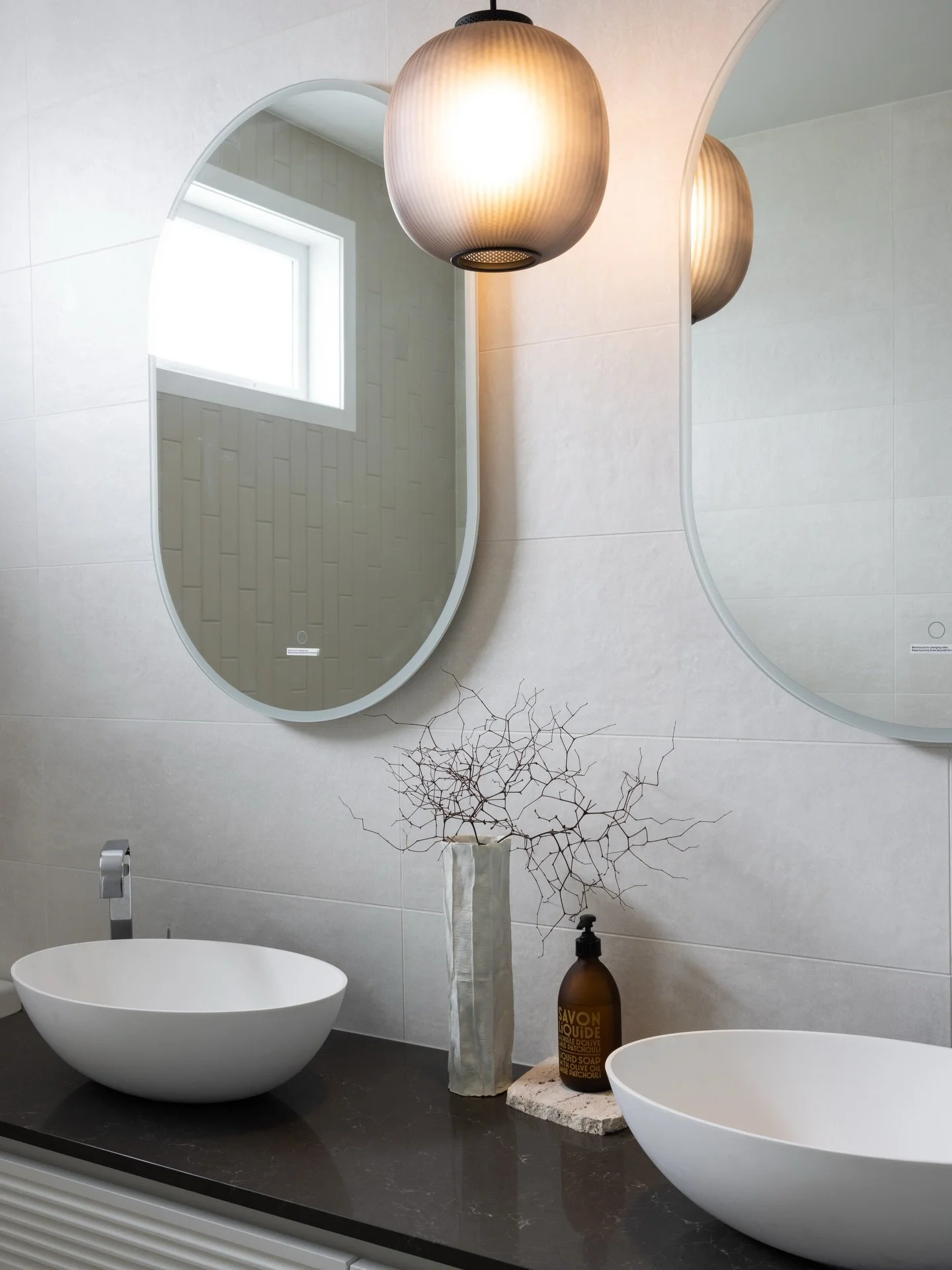 An understated space that invites slow mornings and simple routines.

#bathroominteriors #nzinteriordesigner #interiordesign #bathroomdesign