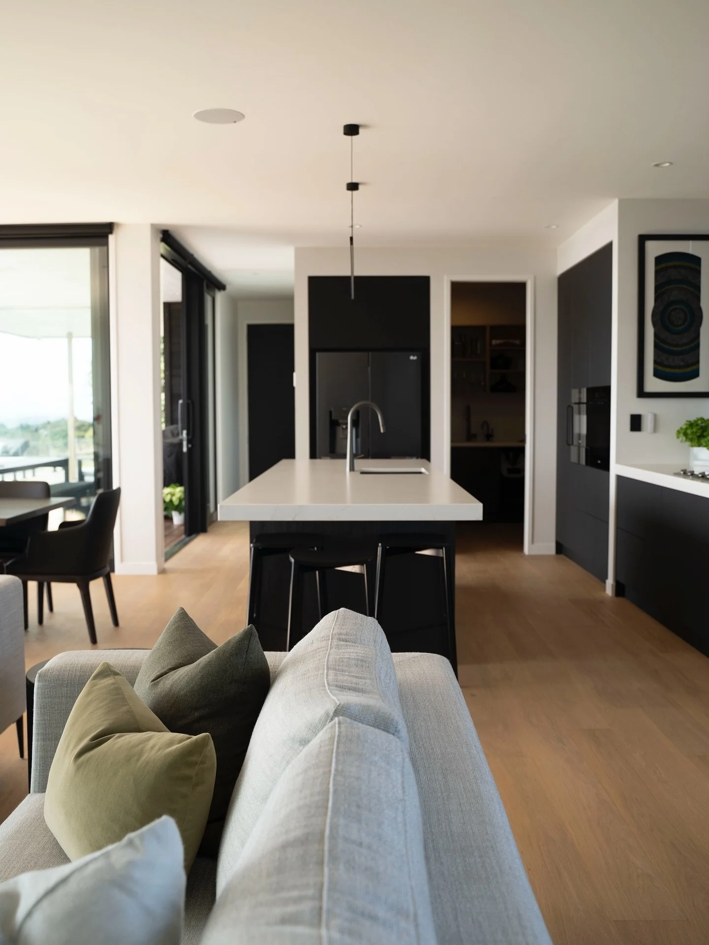 Where contrast meets harmony. 🖤

#kitcheninspo #interiordesign #homestyle #luxuryinteriors #nzinteriordesign