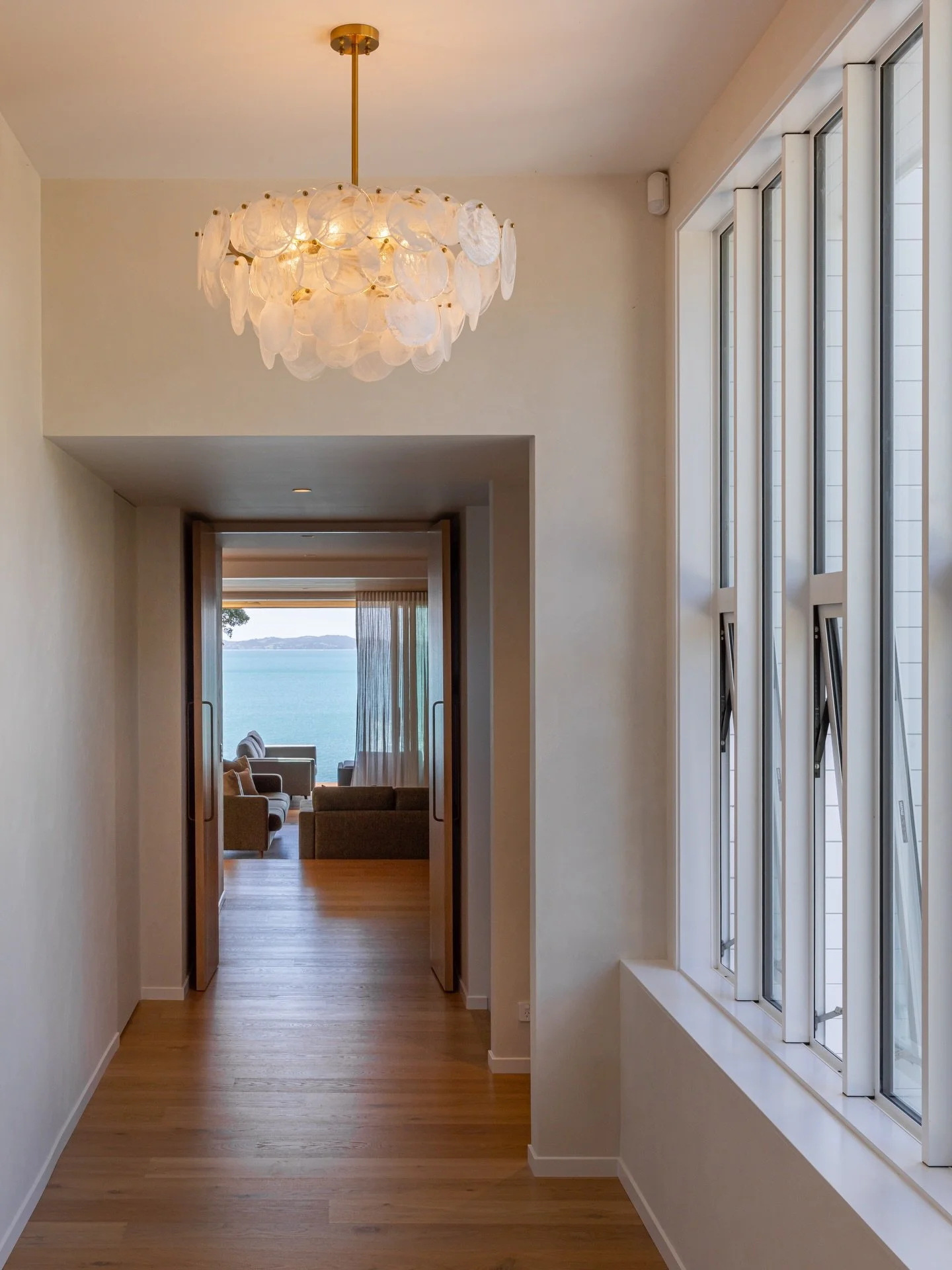 A quiet transition that feels almost cinematic. The kind of everyday luxury we love creating🤍

#interiordesign #interior #coastalliving #nzinteriordesign