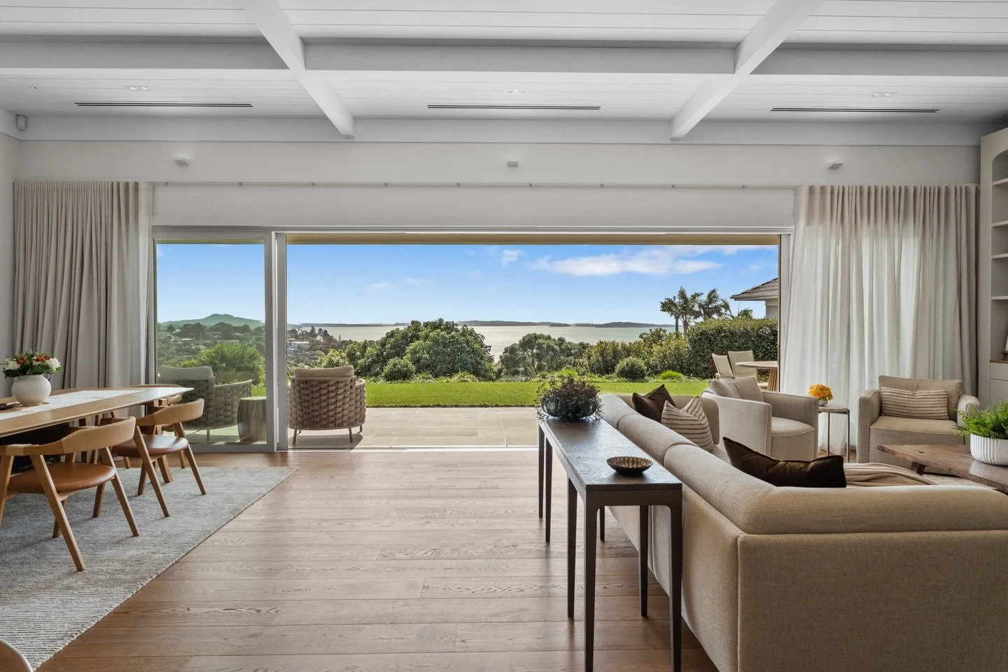 Open, grounded, and intentionally restrained.

Where form and function meet seamlessly, with the view speaking for itself🤍

#interiordesignnz #aucklandinteriordesign #nzdesign