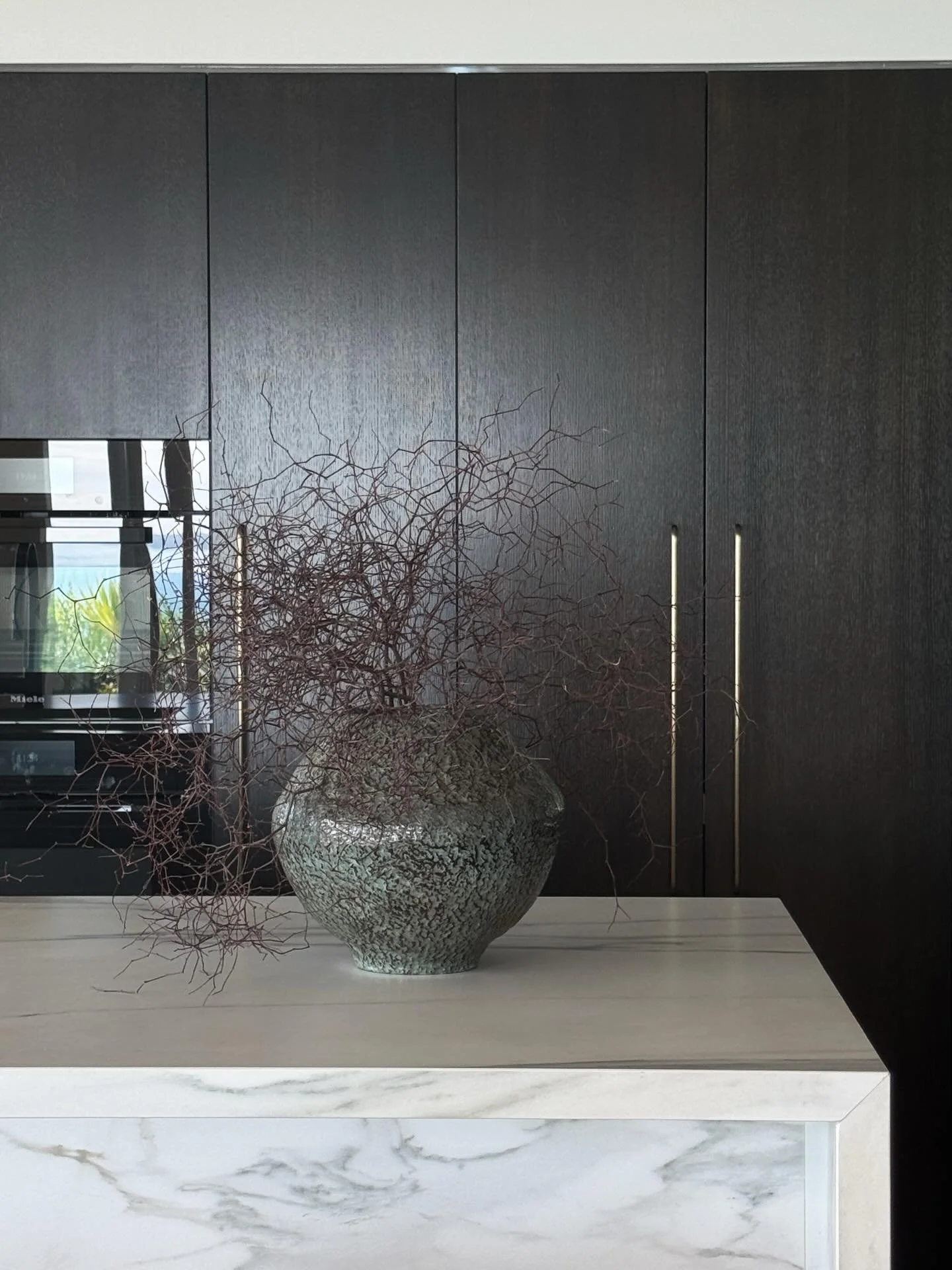 Layered tones, refined materials and considered detailing come together to create a space that feels calm, elevated and effortlessly liveable. A balance of warmth and restraint. 🖤 

#aucklandinteriors #interiordesignnz #kitcheninspo #luxuryinteriors